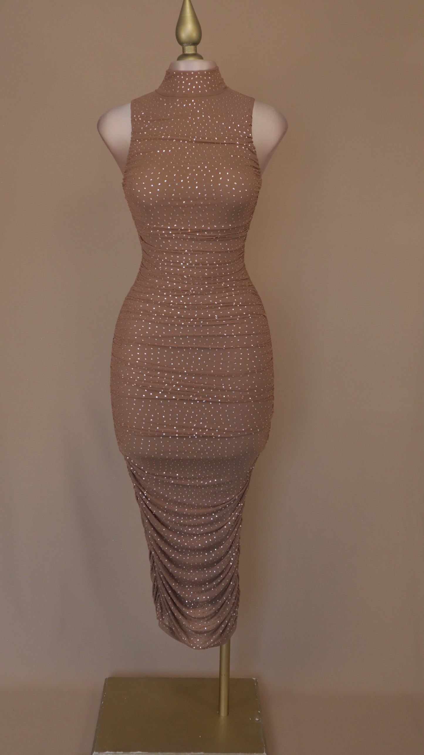Vestido maxi con pliegues y estoperoles