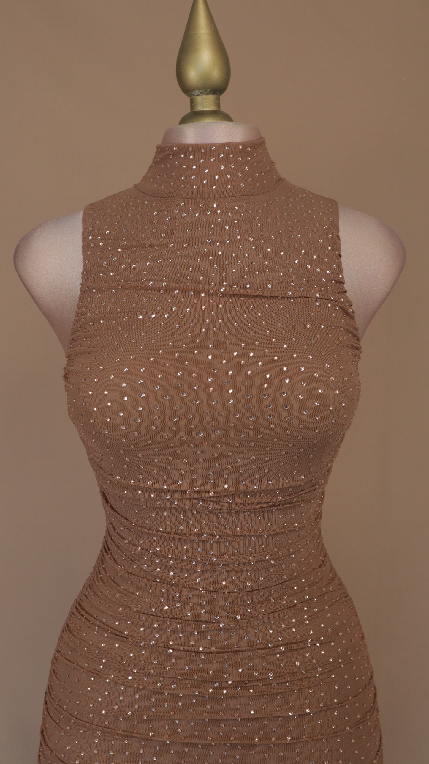 Vestido maxi con pliegues y estoperoles