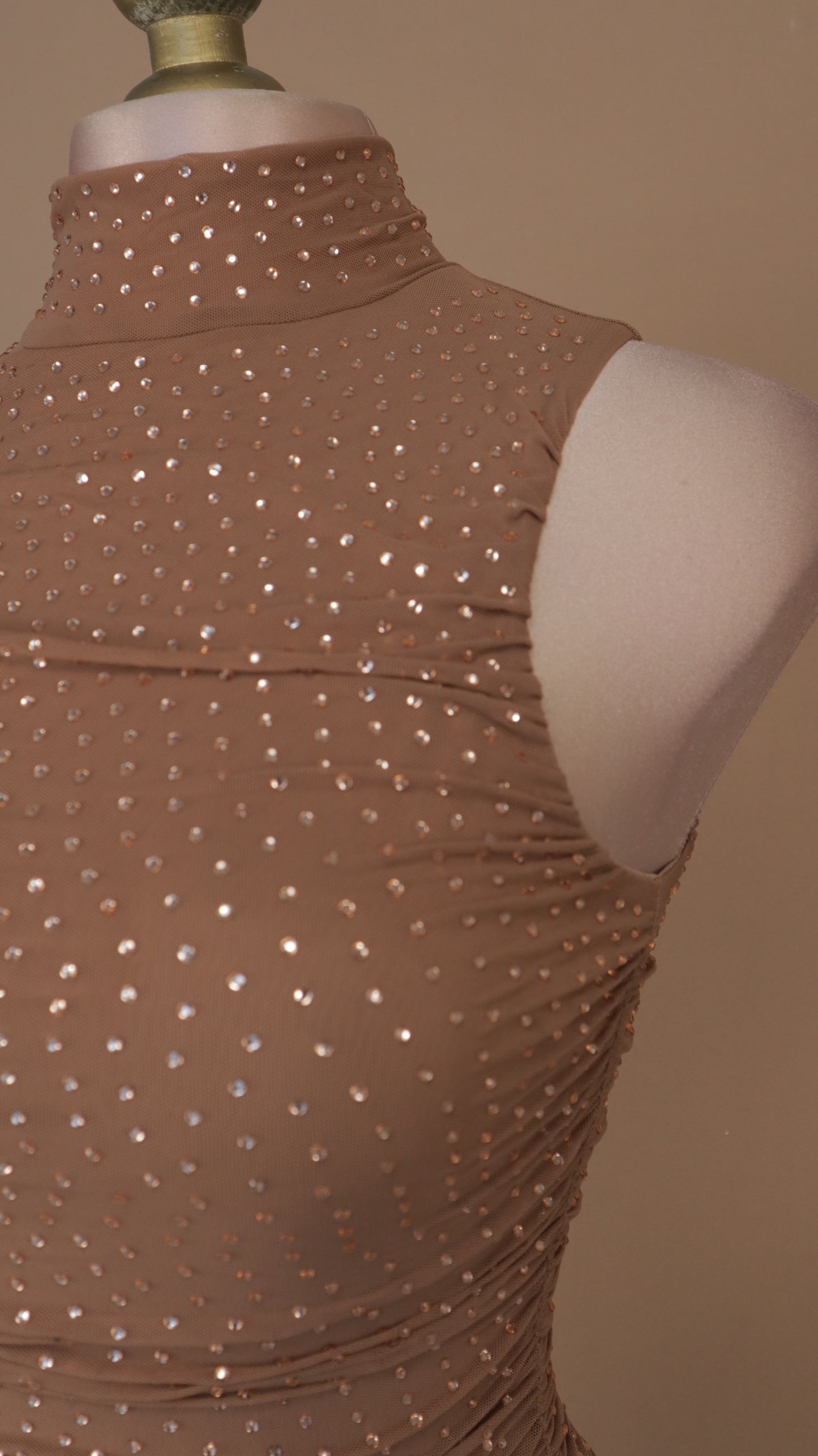 Vestido maxi con pliegues y estoperoles