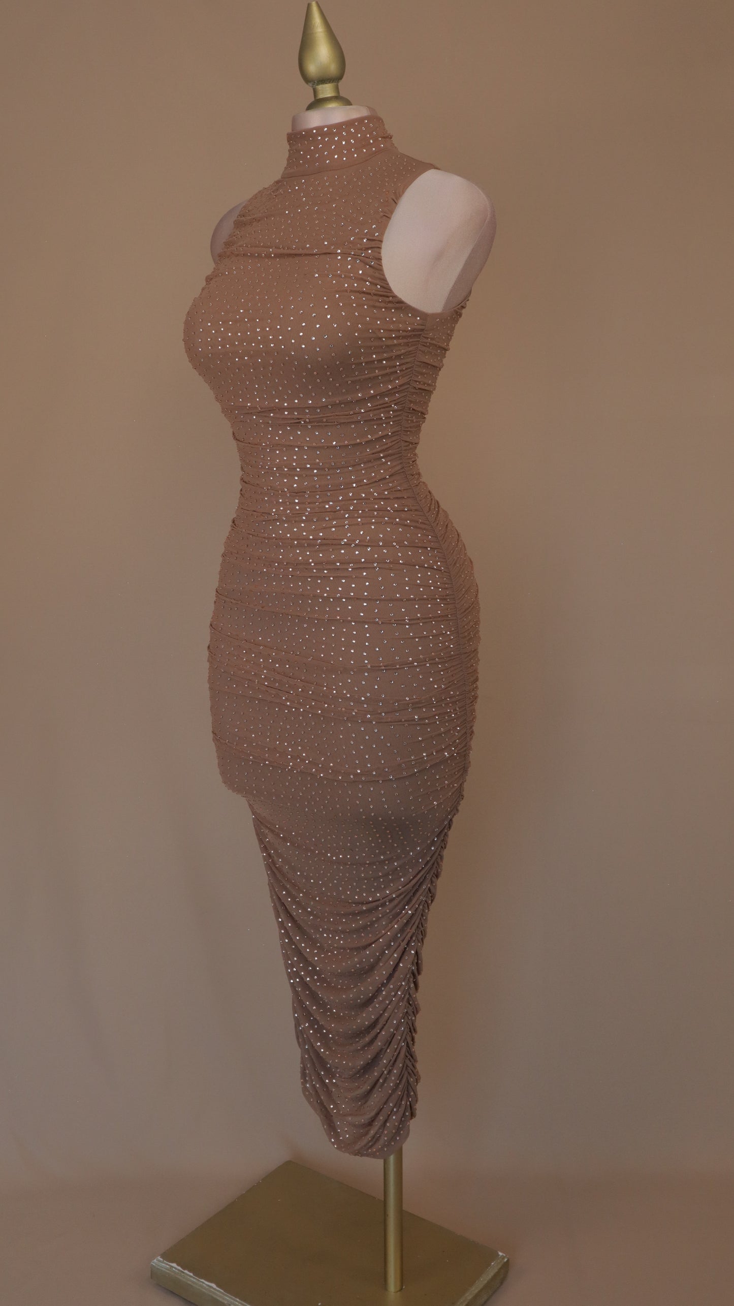 Vestido maxi con pliegues y estoperoles