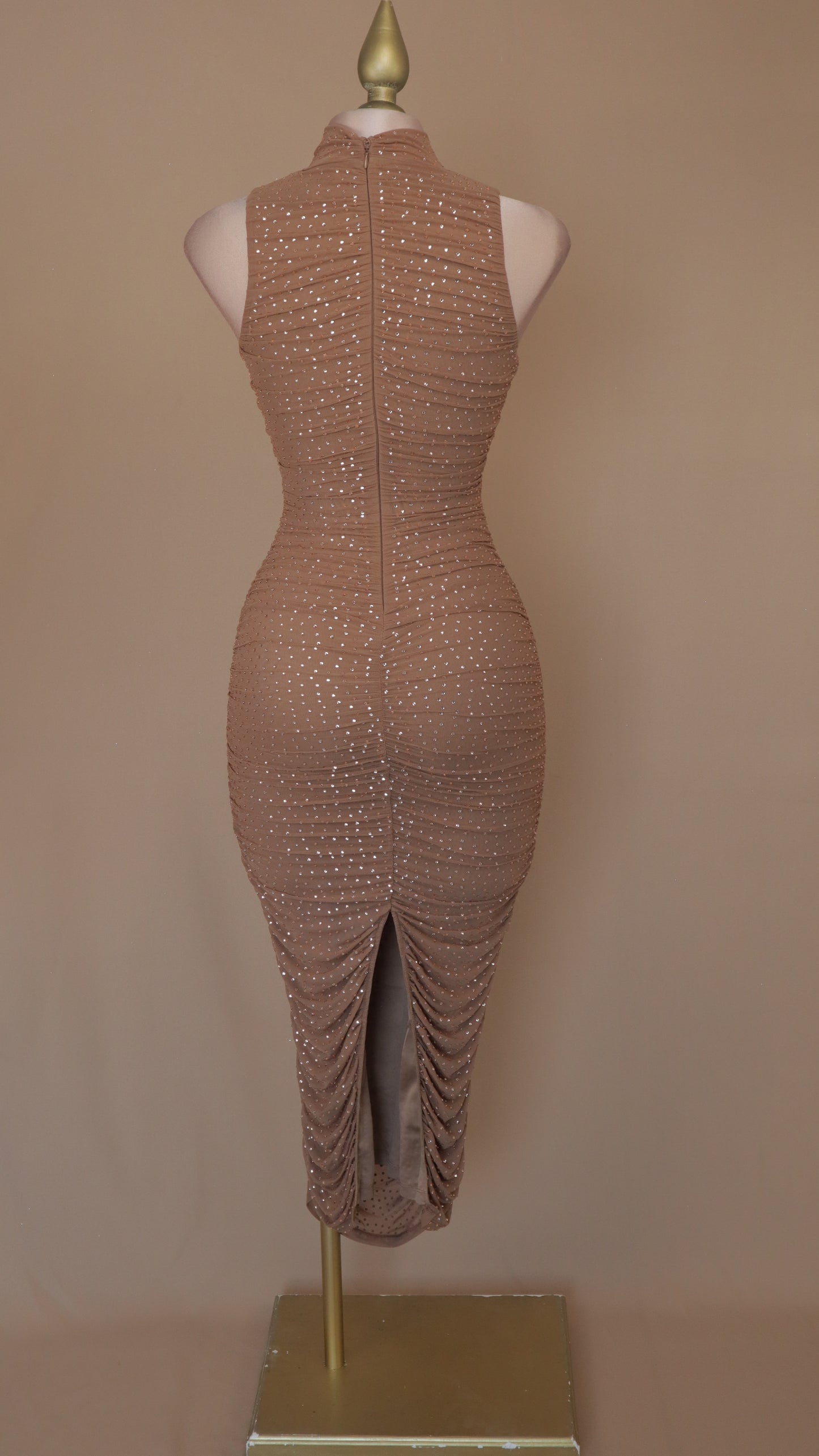 Vestido maxi con pliegues y estoperoles