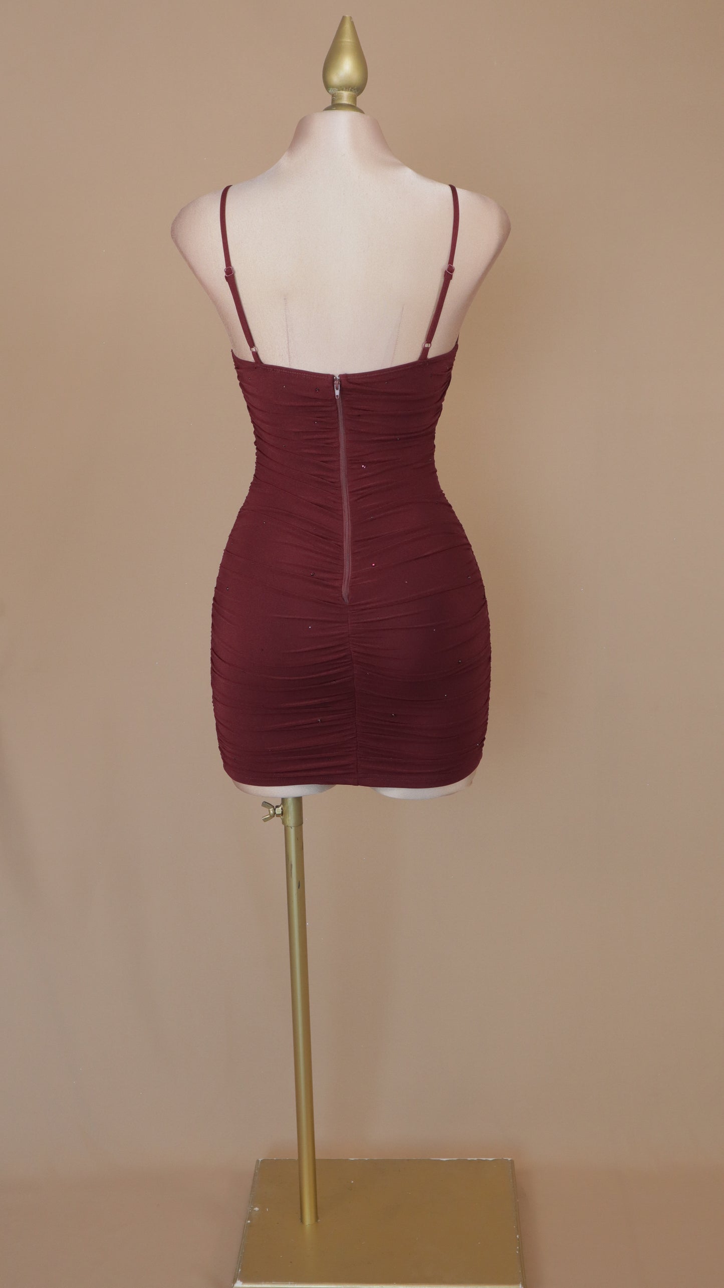 Vestido corto escote de tirante y con aplicación