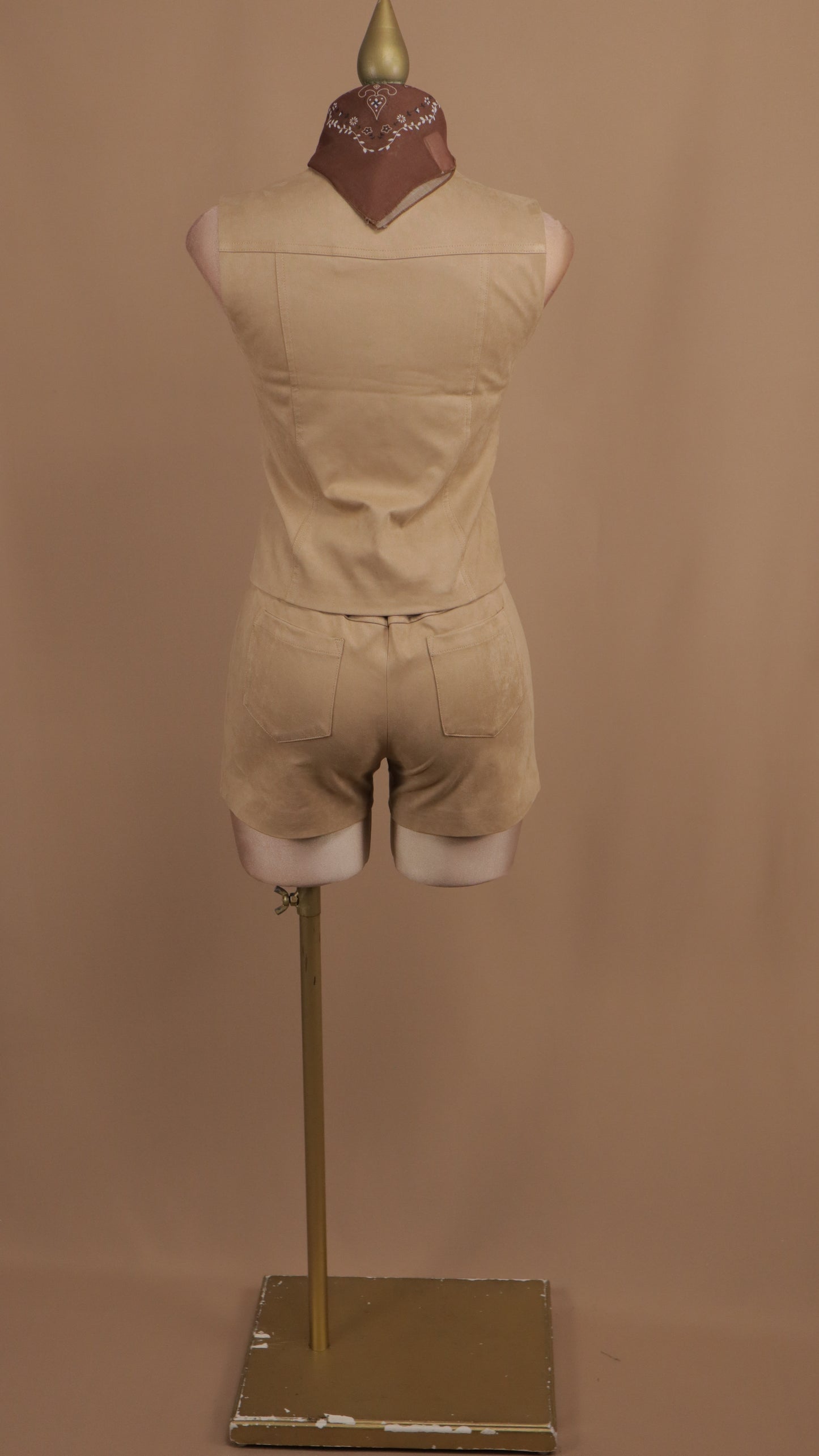 Conjunto de de short con chaleco de gamuza