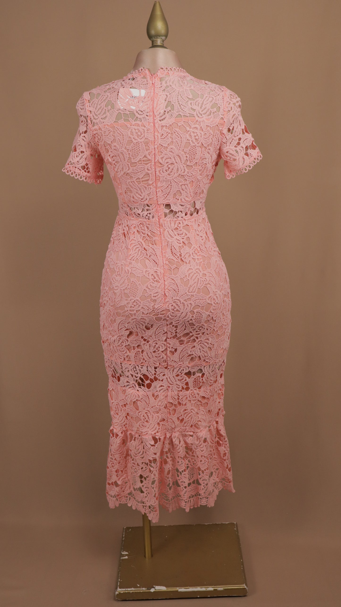 Vestido midi de encaje y manga corta