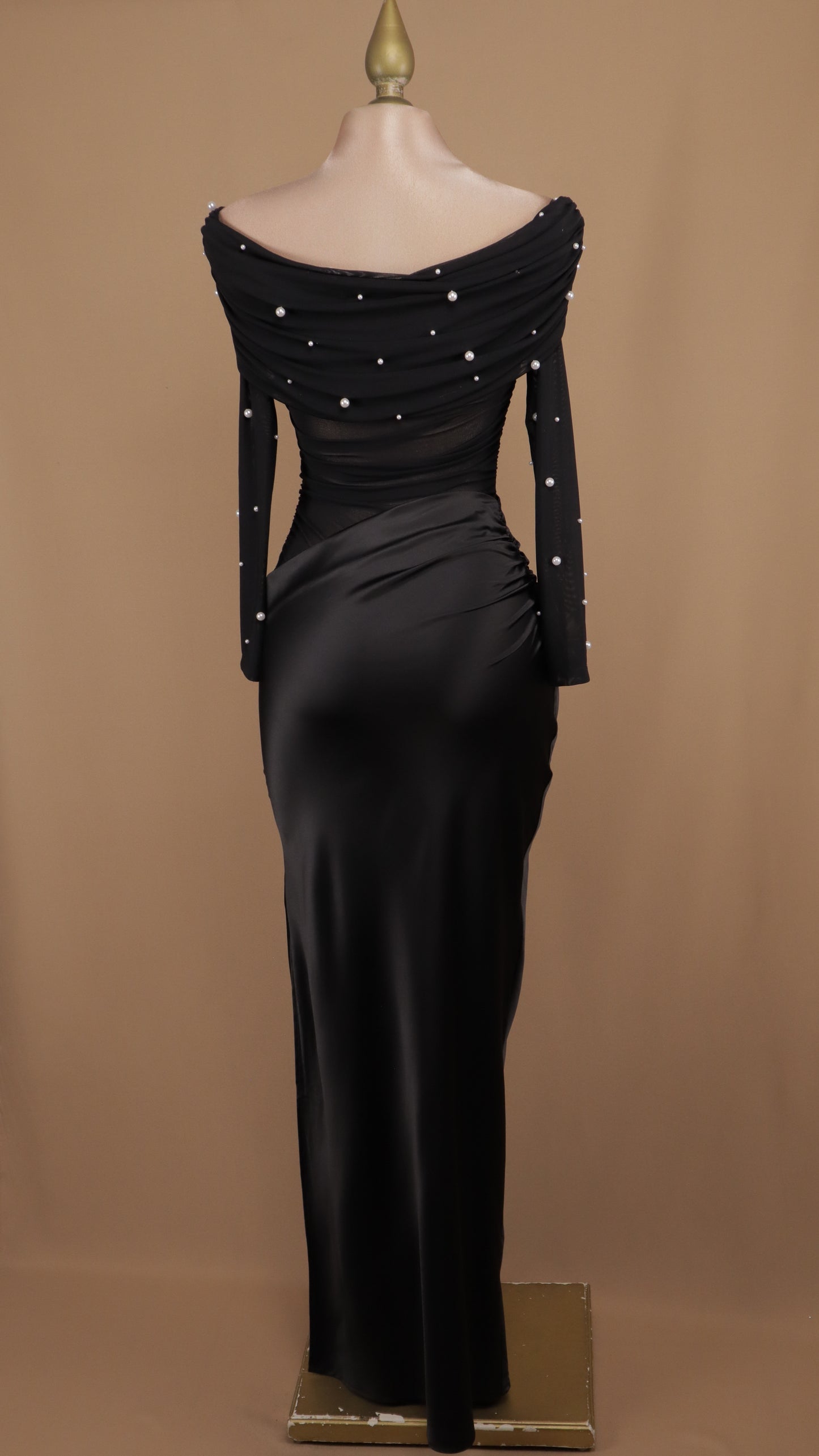 Vestido largo con panti blusa manga larga y perlas