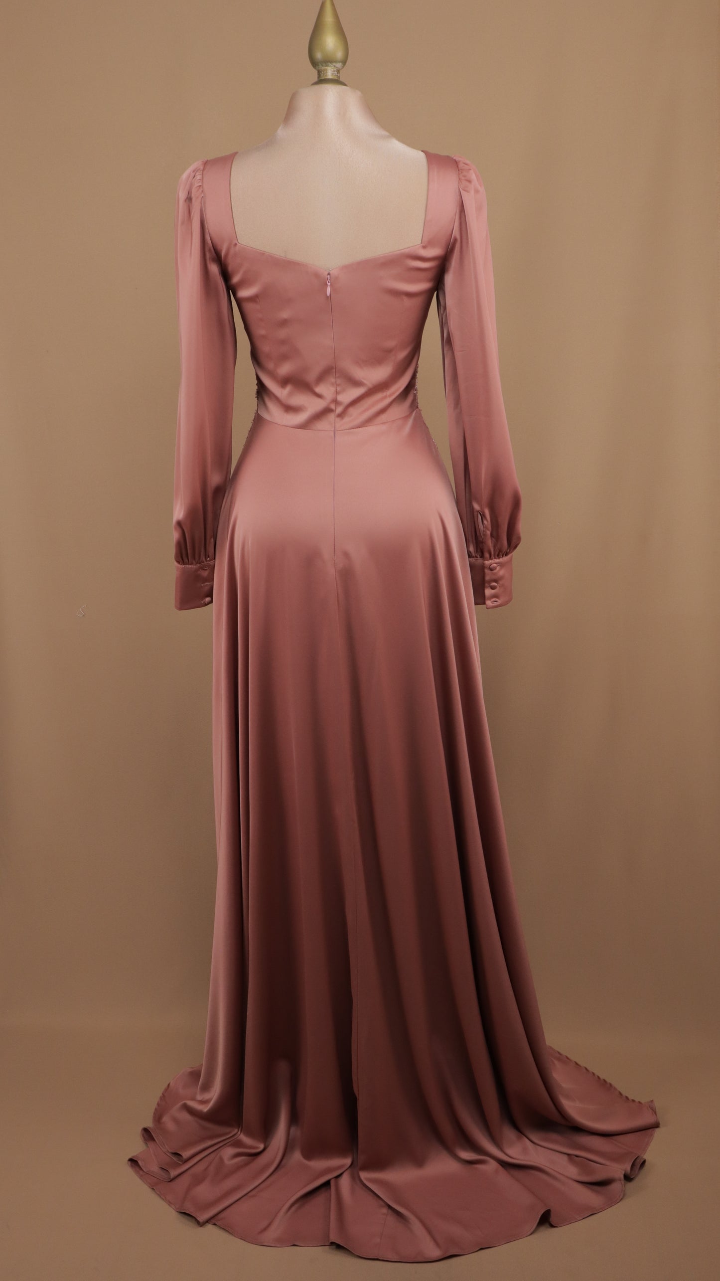 Vestido manga larga con aplicación y satinado