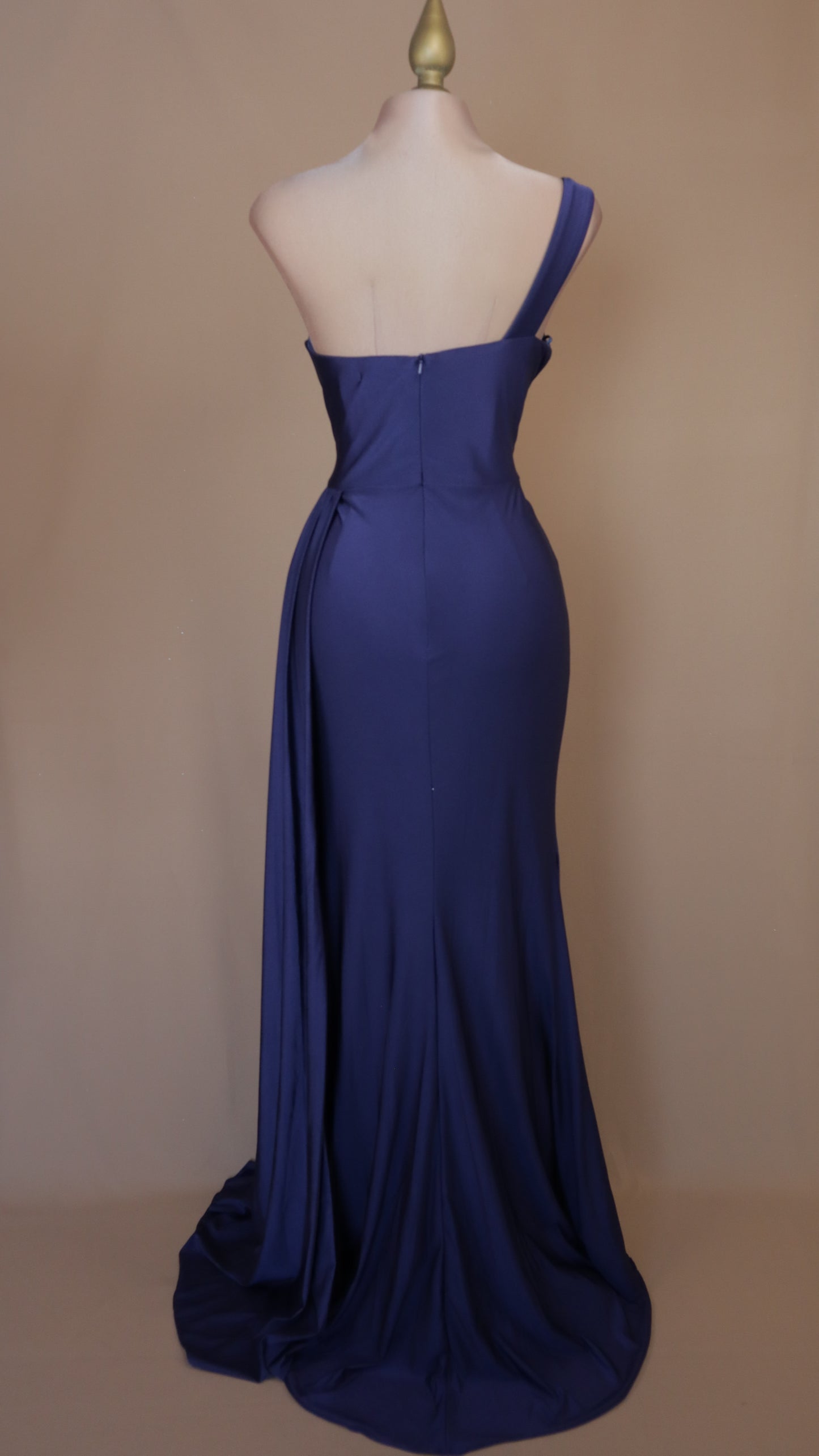 Vestido largo escote asimétrico de licra