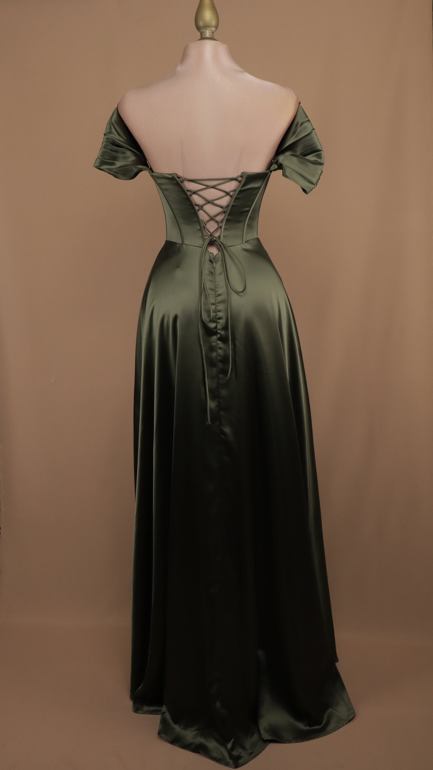 Vestido largo con aplicación y escote al hombro