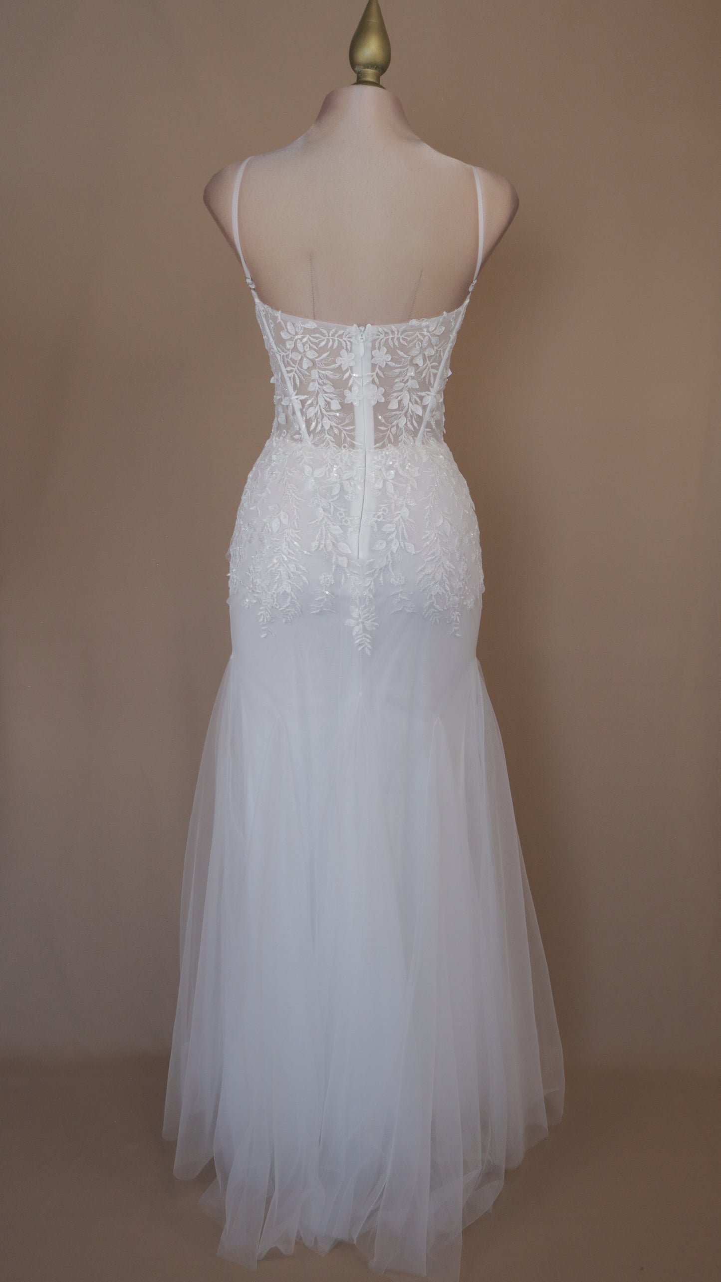 Vestido largo con aplicación y tul