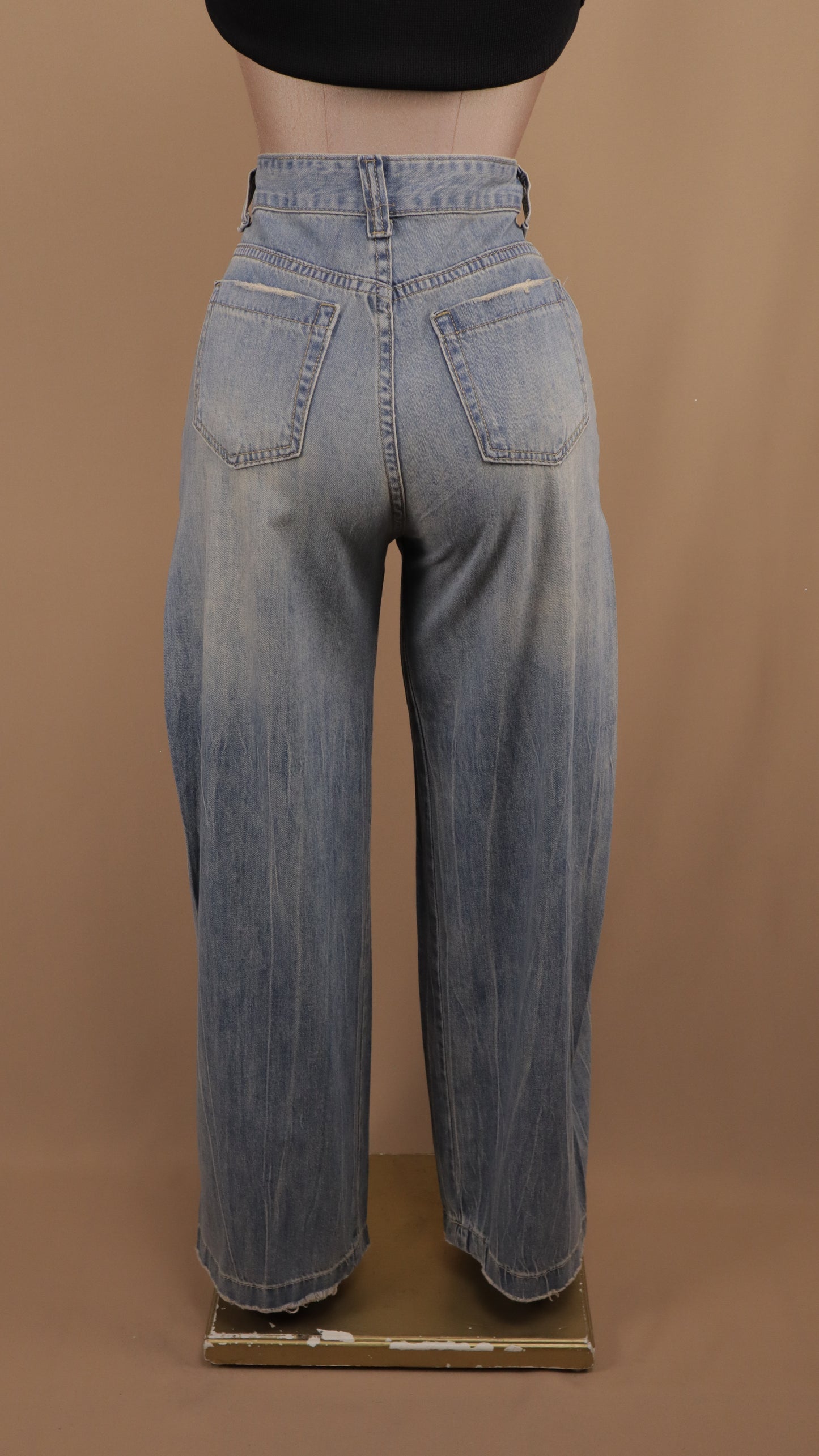 Pantalón deslavado con estoperoles