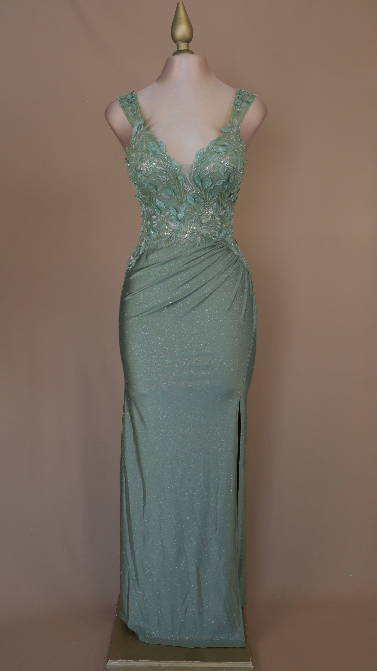 Vestido largo con destellos y aplicación en busto