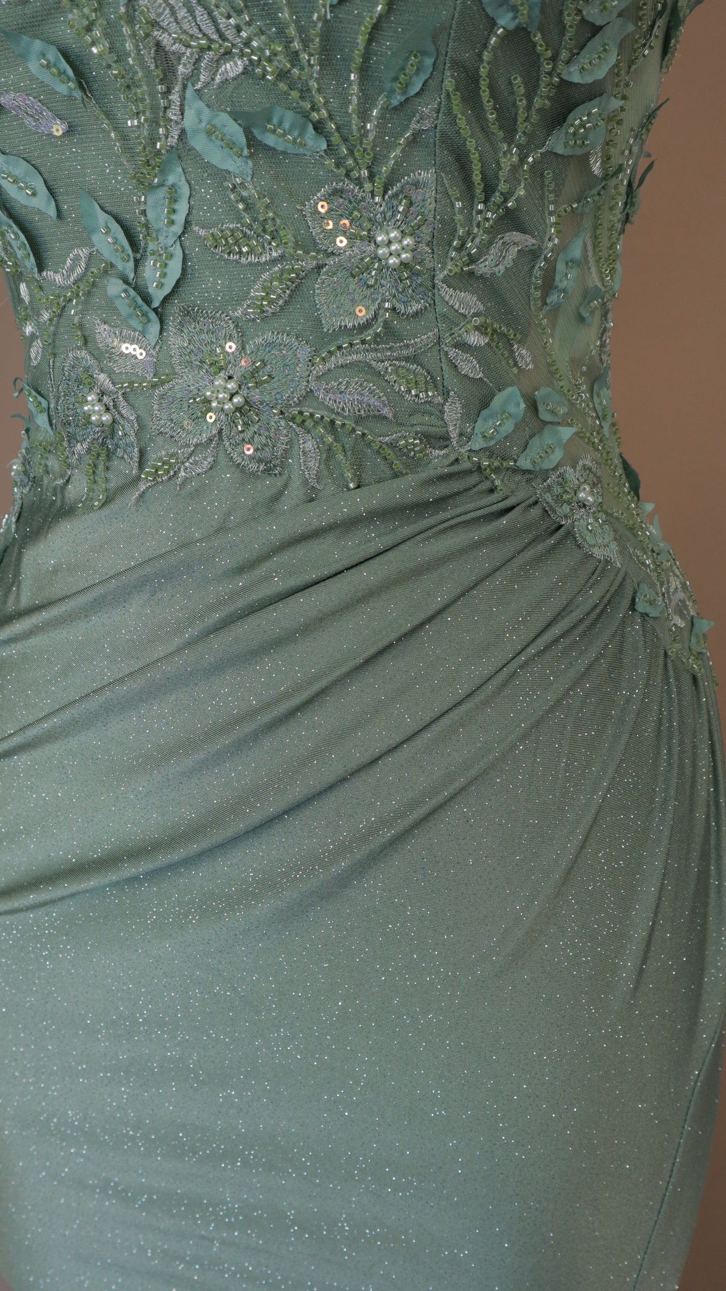 Vestido largo con destellos y aplicación en busto