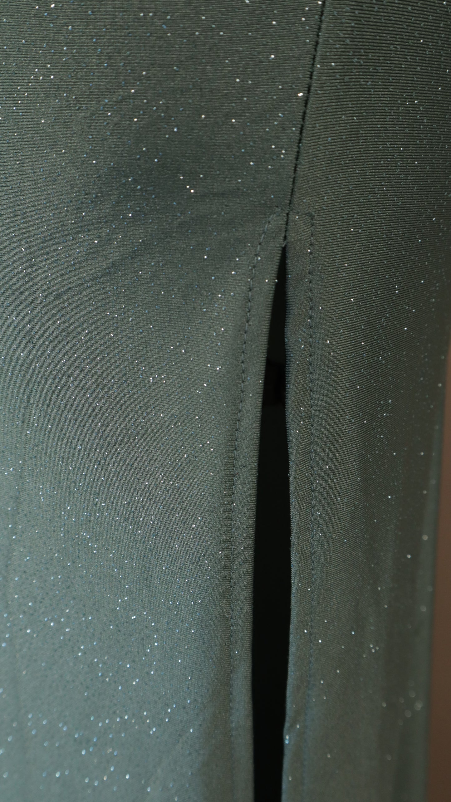 Vestido largo con destellos y aplicación en busto