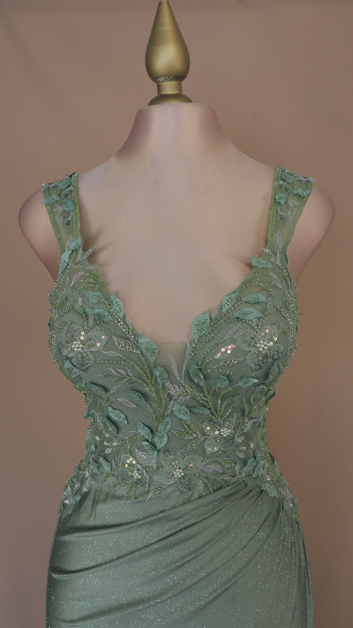 Vestido largo con destellos y aplicación en busto