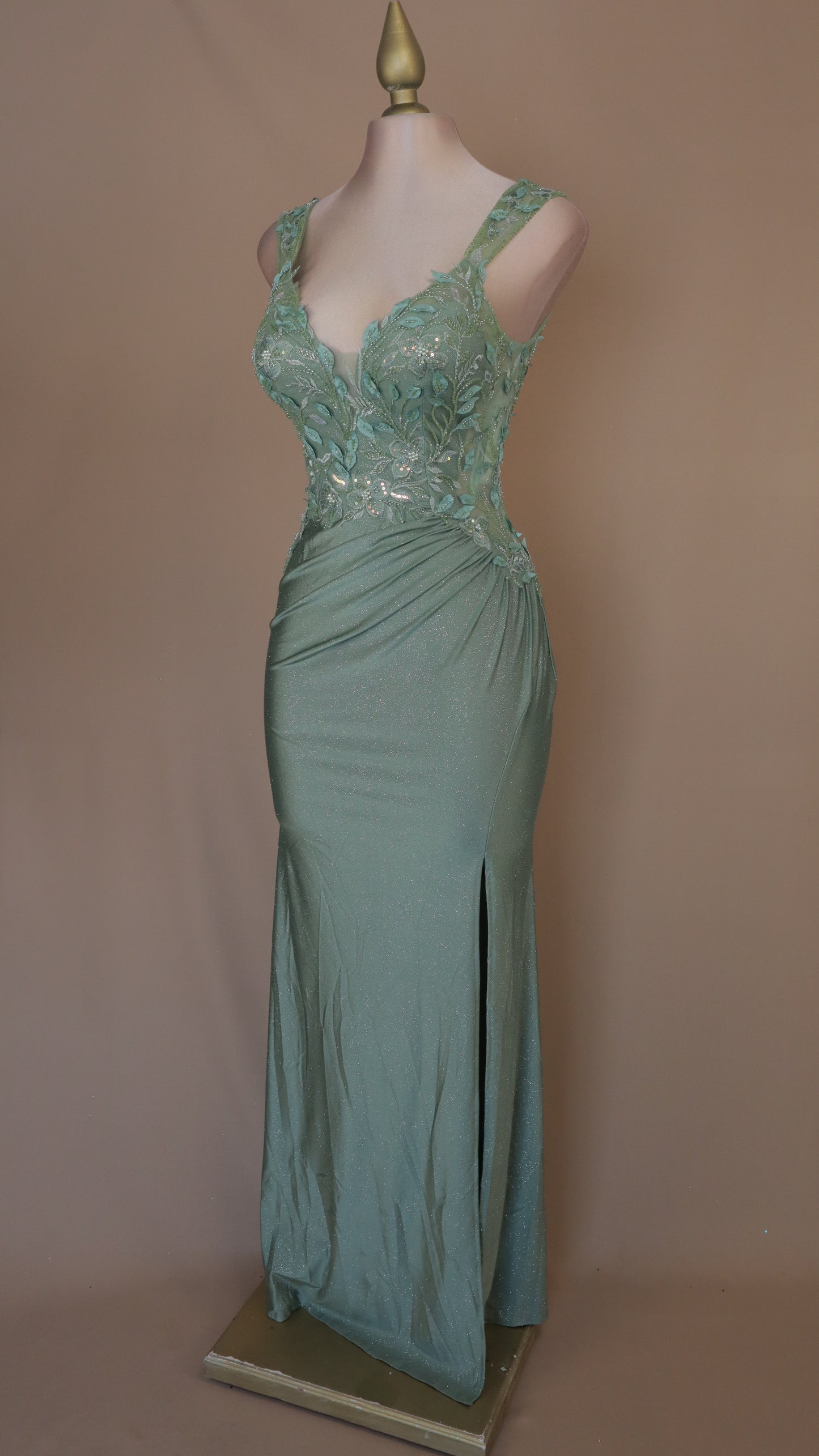 Vestido largo con destellos y aplicación en busto