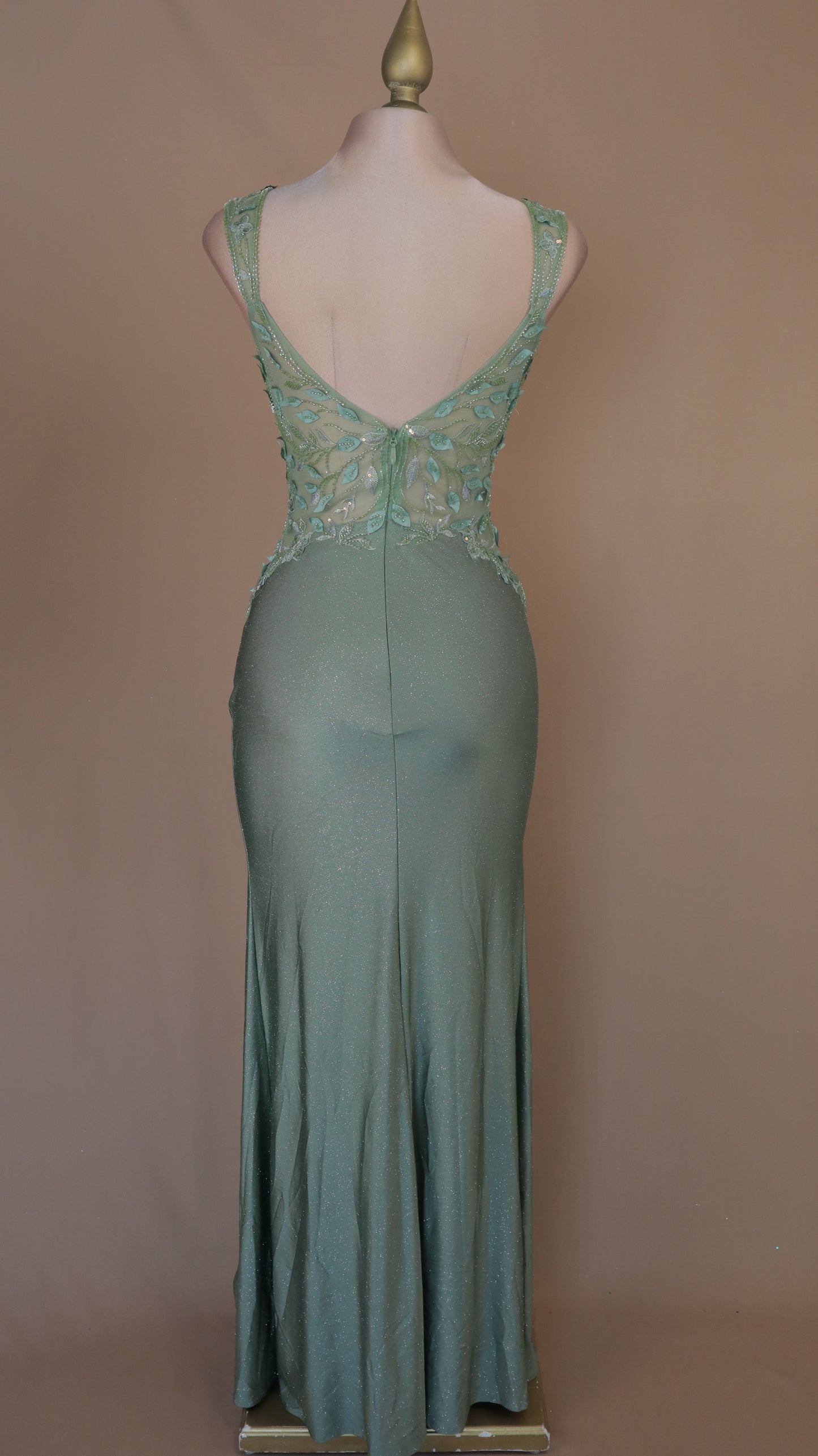 Vestido largo con destellos y aplicación en busto
