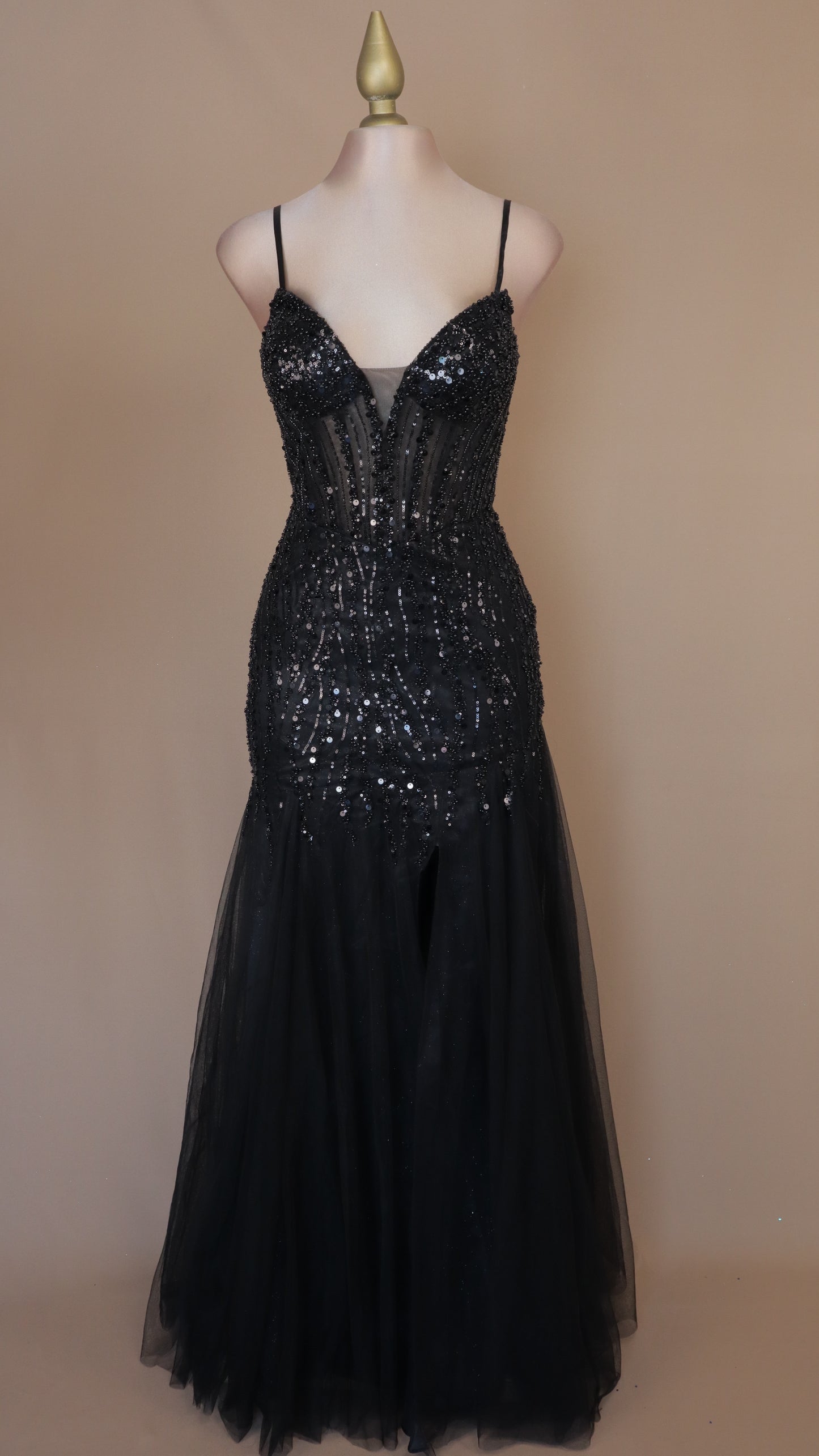 Vestido largo con aplicación y corte sirena