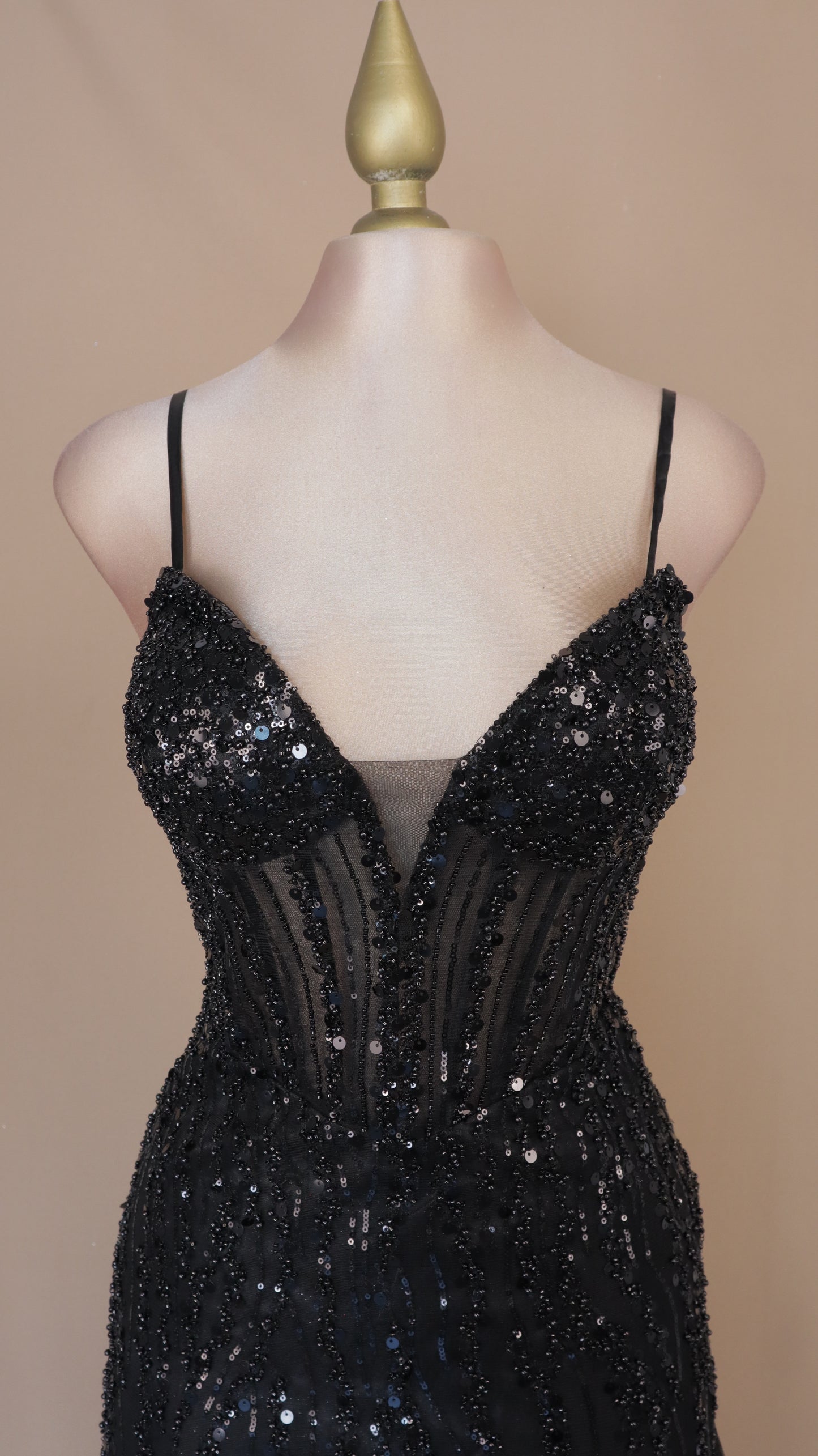 Vestido largo con aplicación y corte sirena