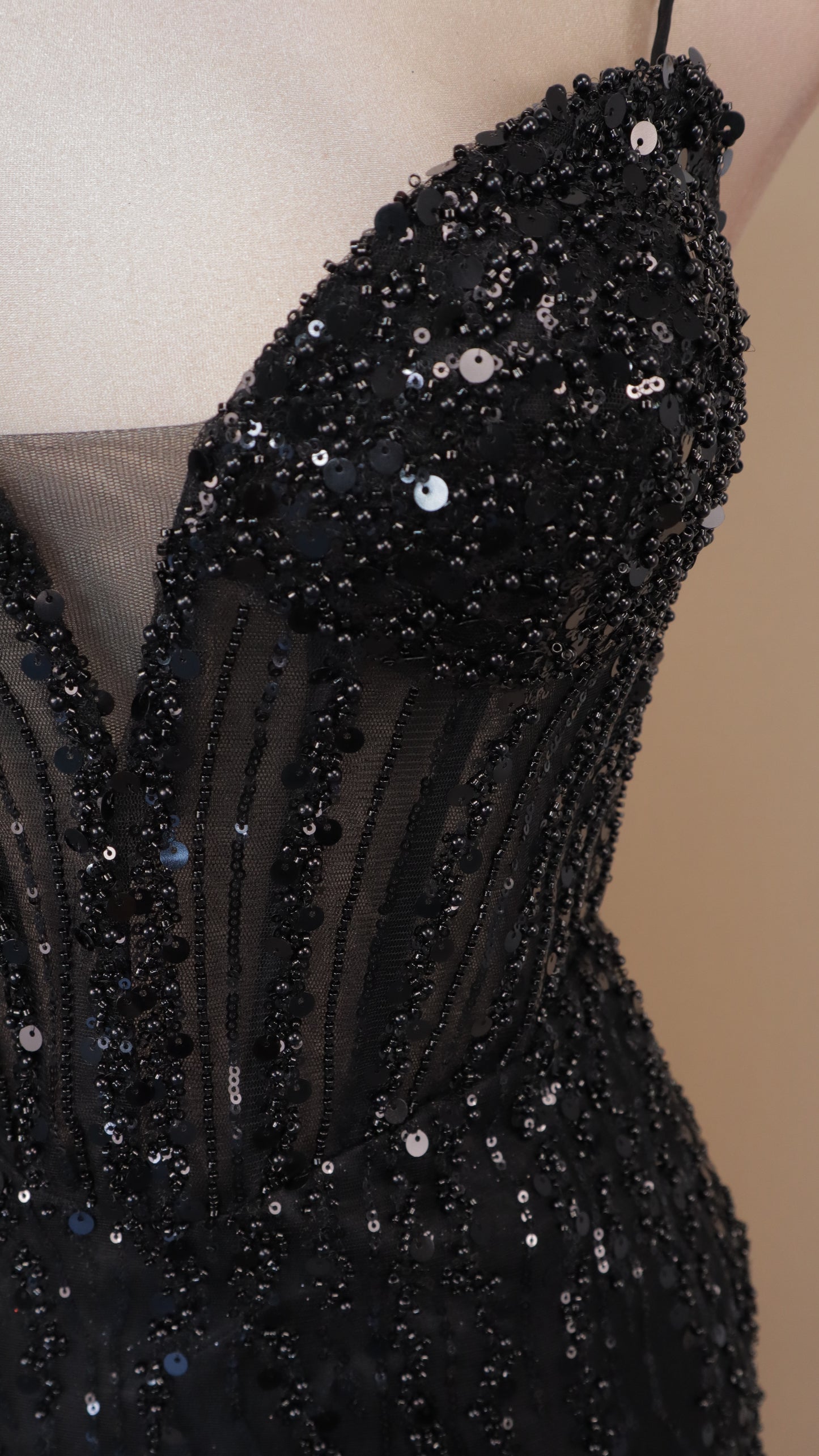 Vestido largo con aplicación y corte sirena