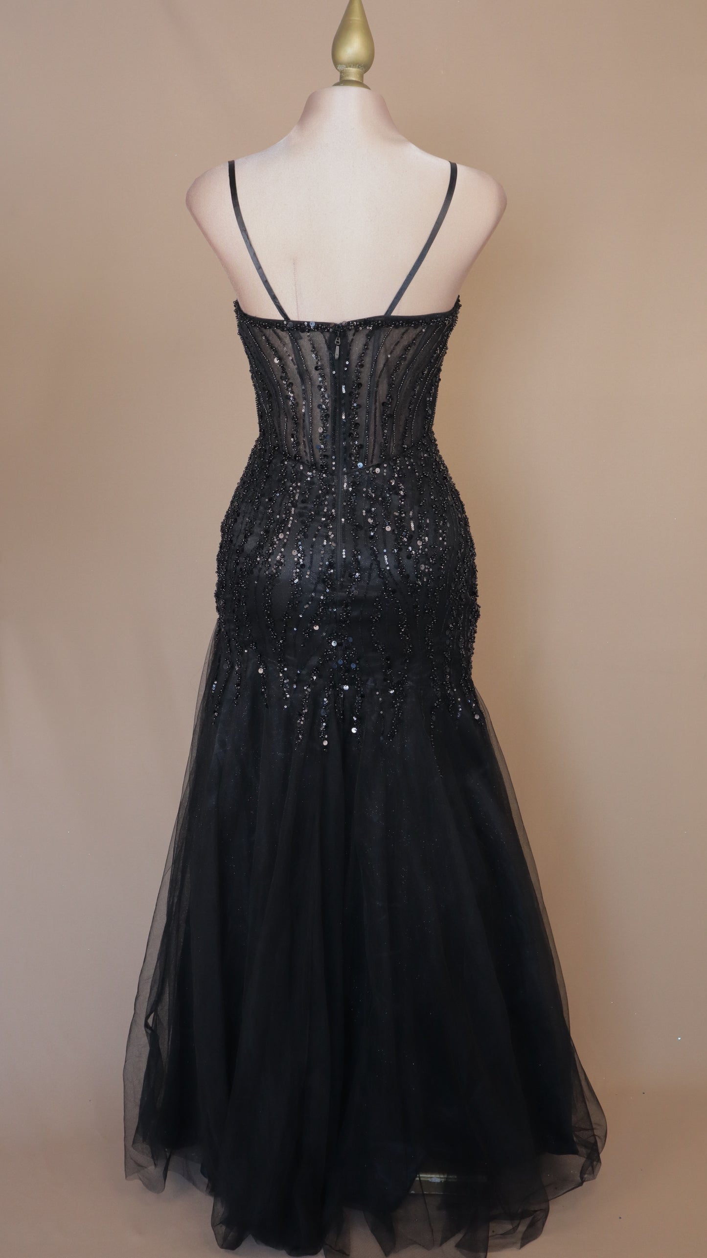 Vestido largo con aplicación y corte sirena