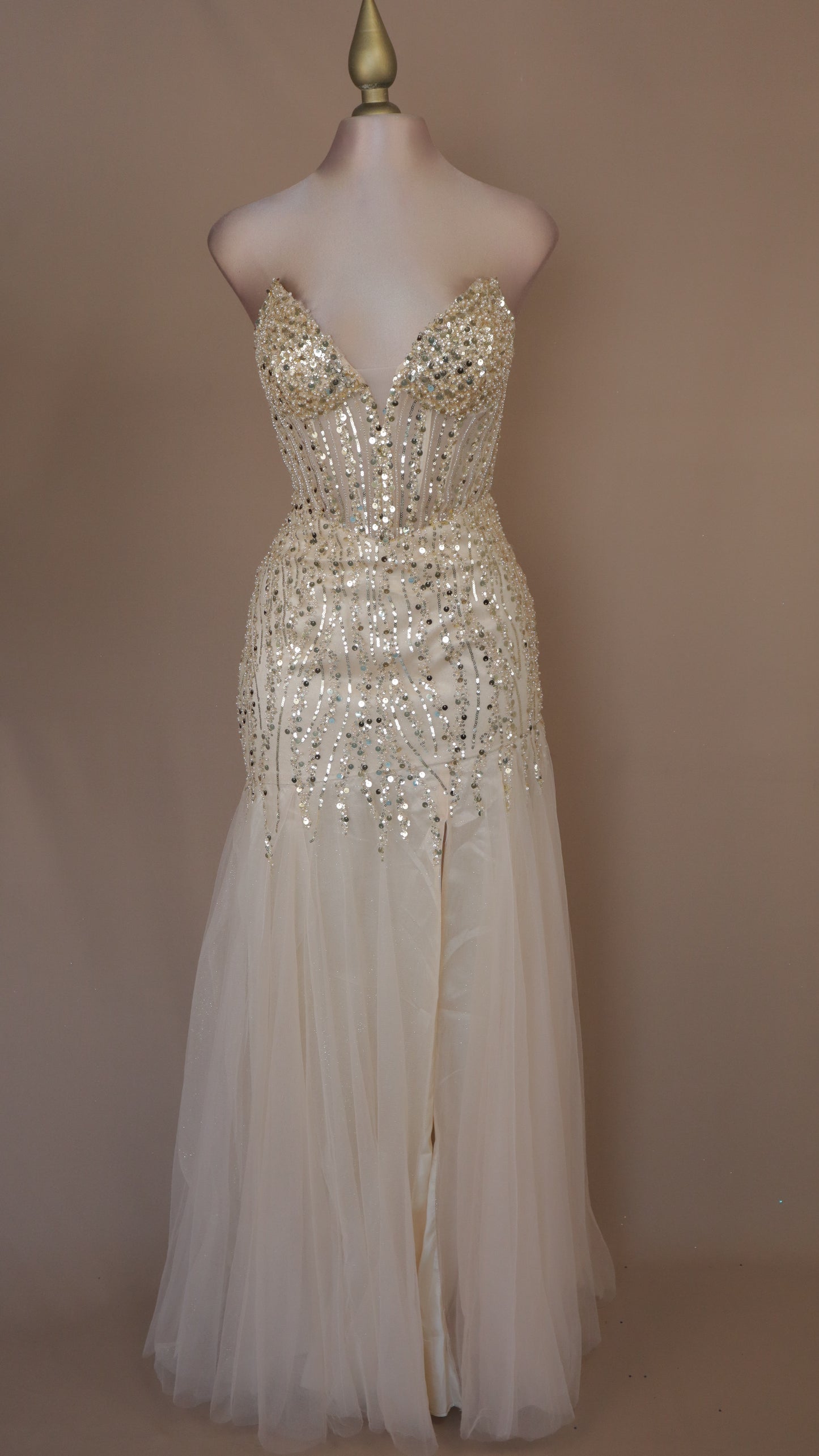 Vestido largo con aplicación y corte sirena