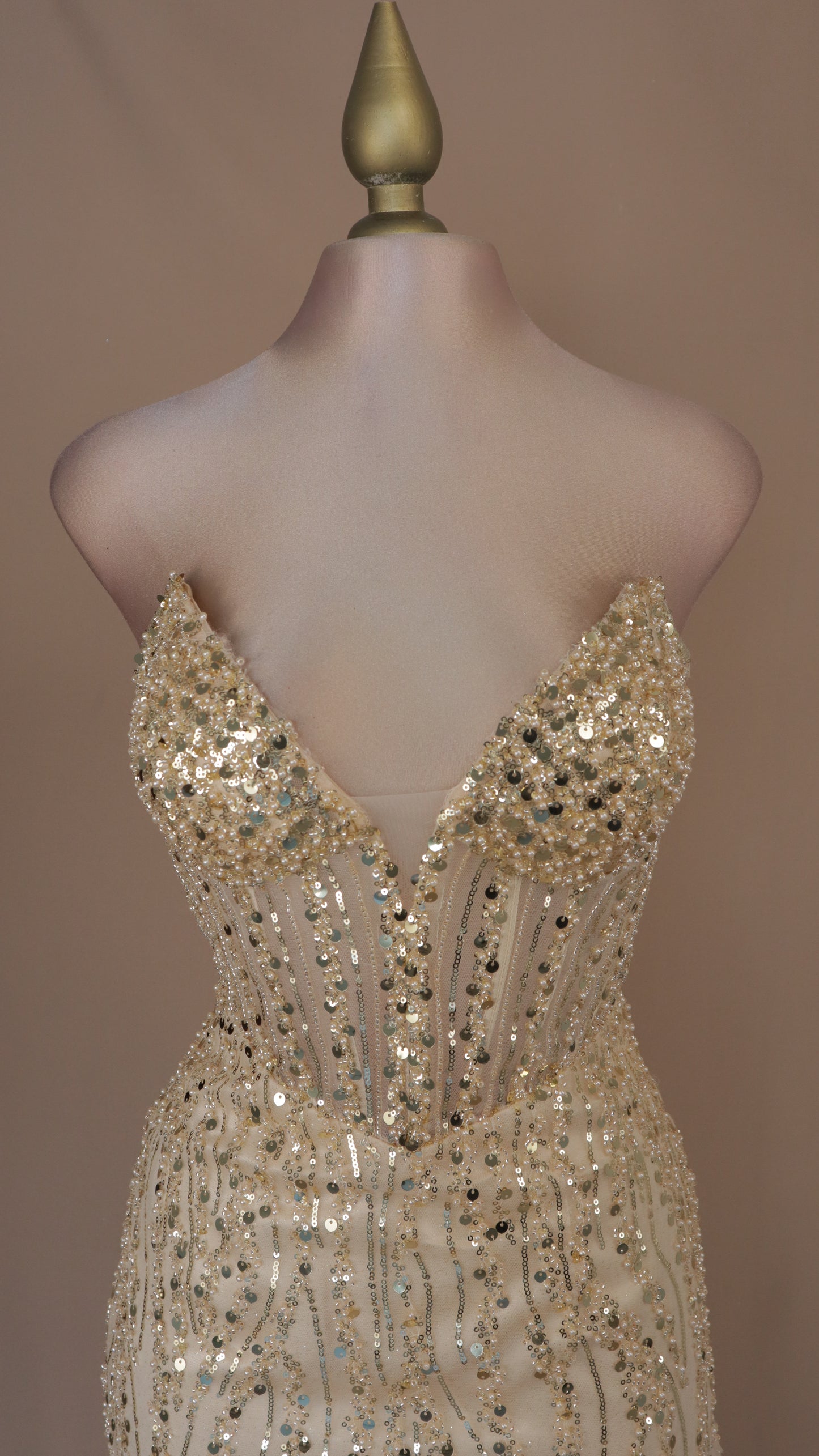 Vestido largo con aplicación y corte sirena