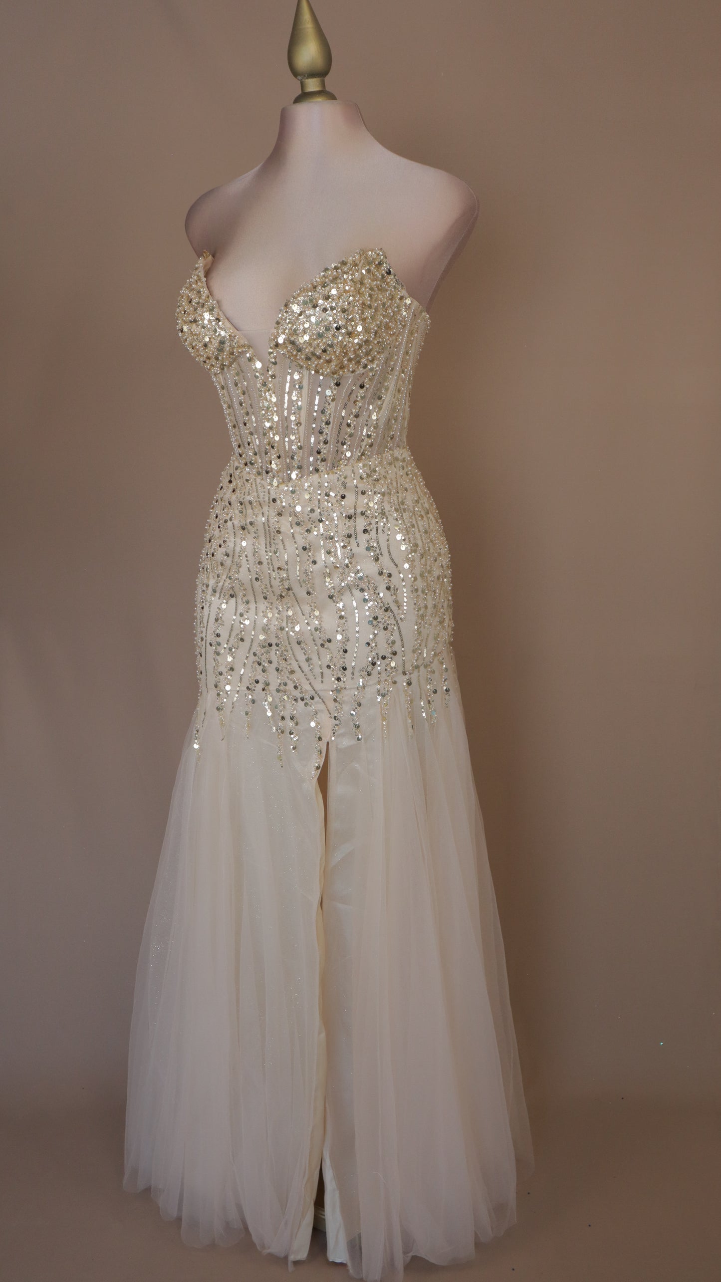 Vestido largo con aplicación y corte sirena