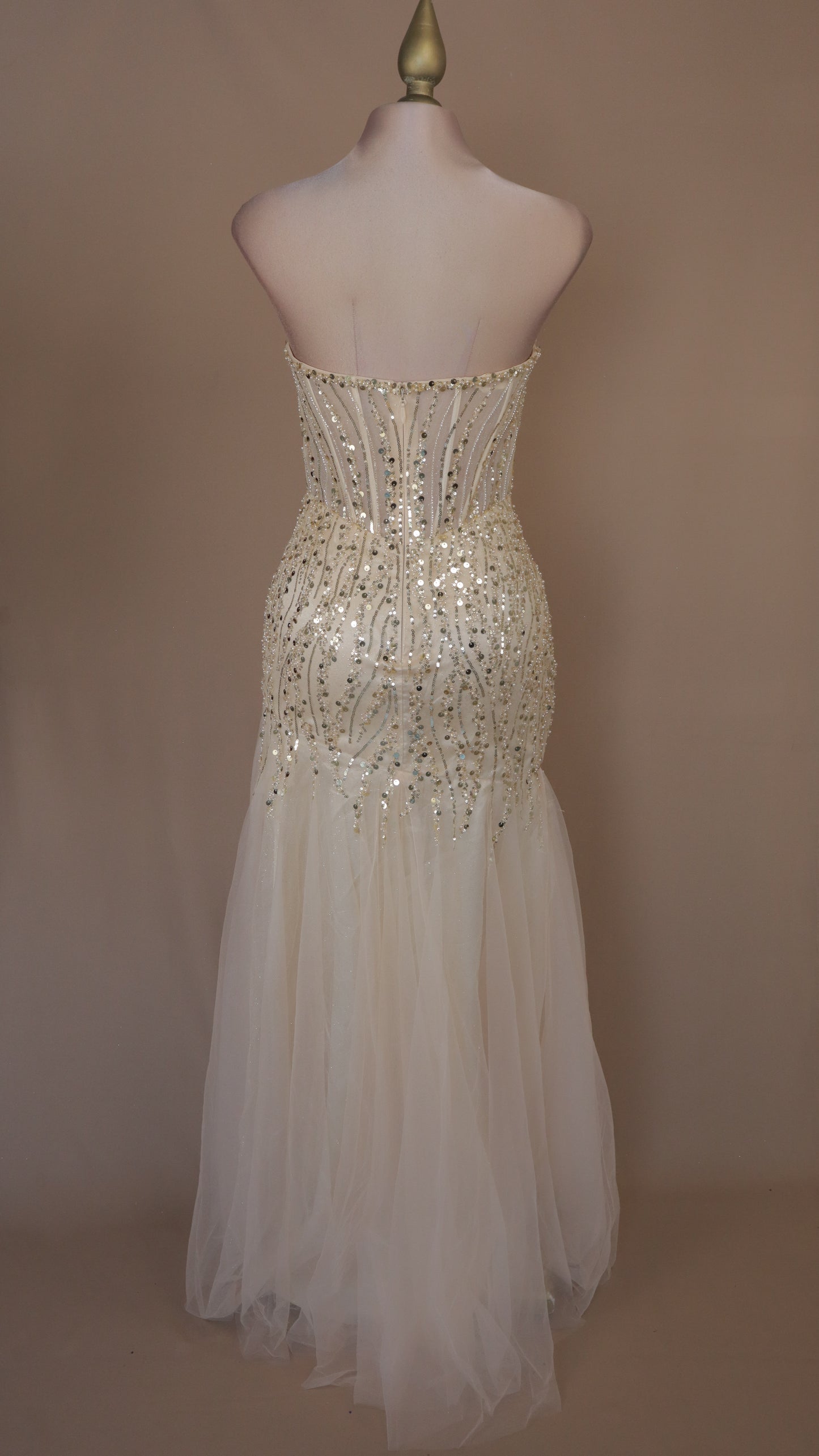 Vestido largo con aplicación y corte sirena
