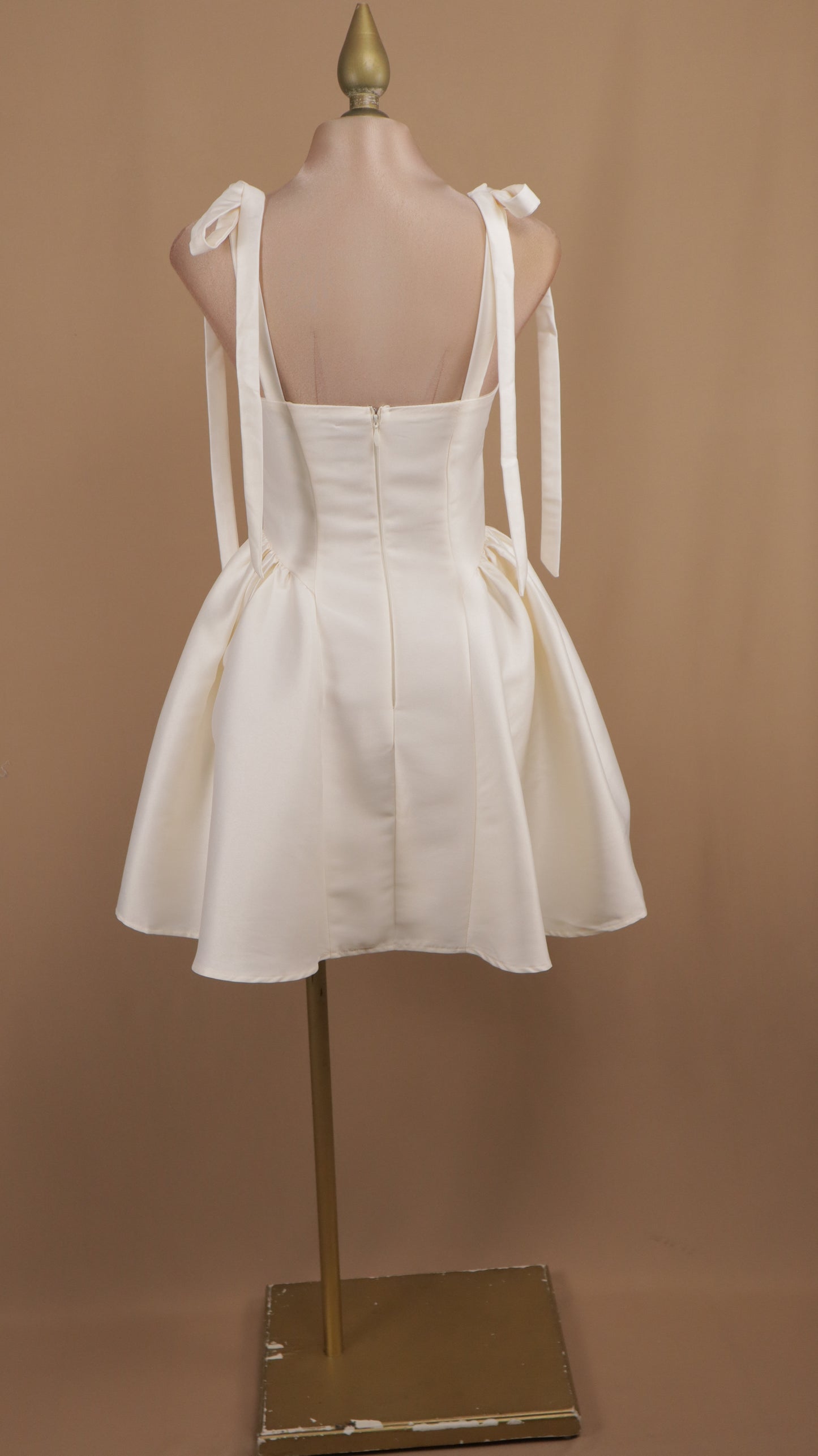 Vestido corto en línea A con tirante de moño
