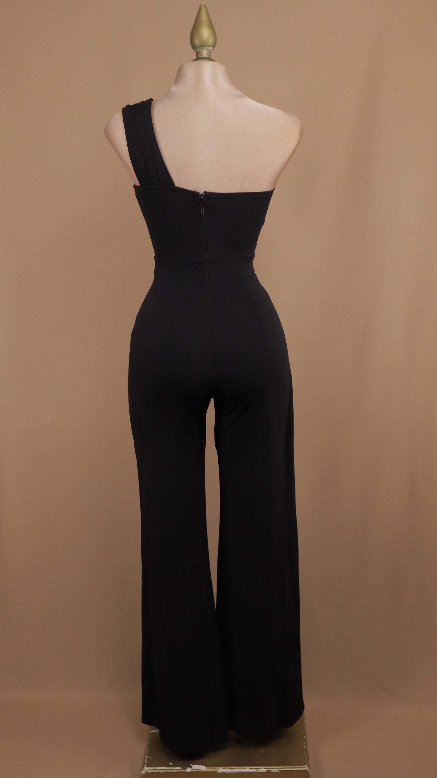 Palazzo asimétrico con hebilla dorada