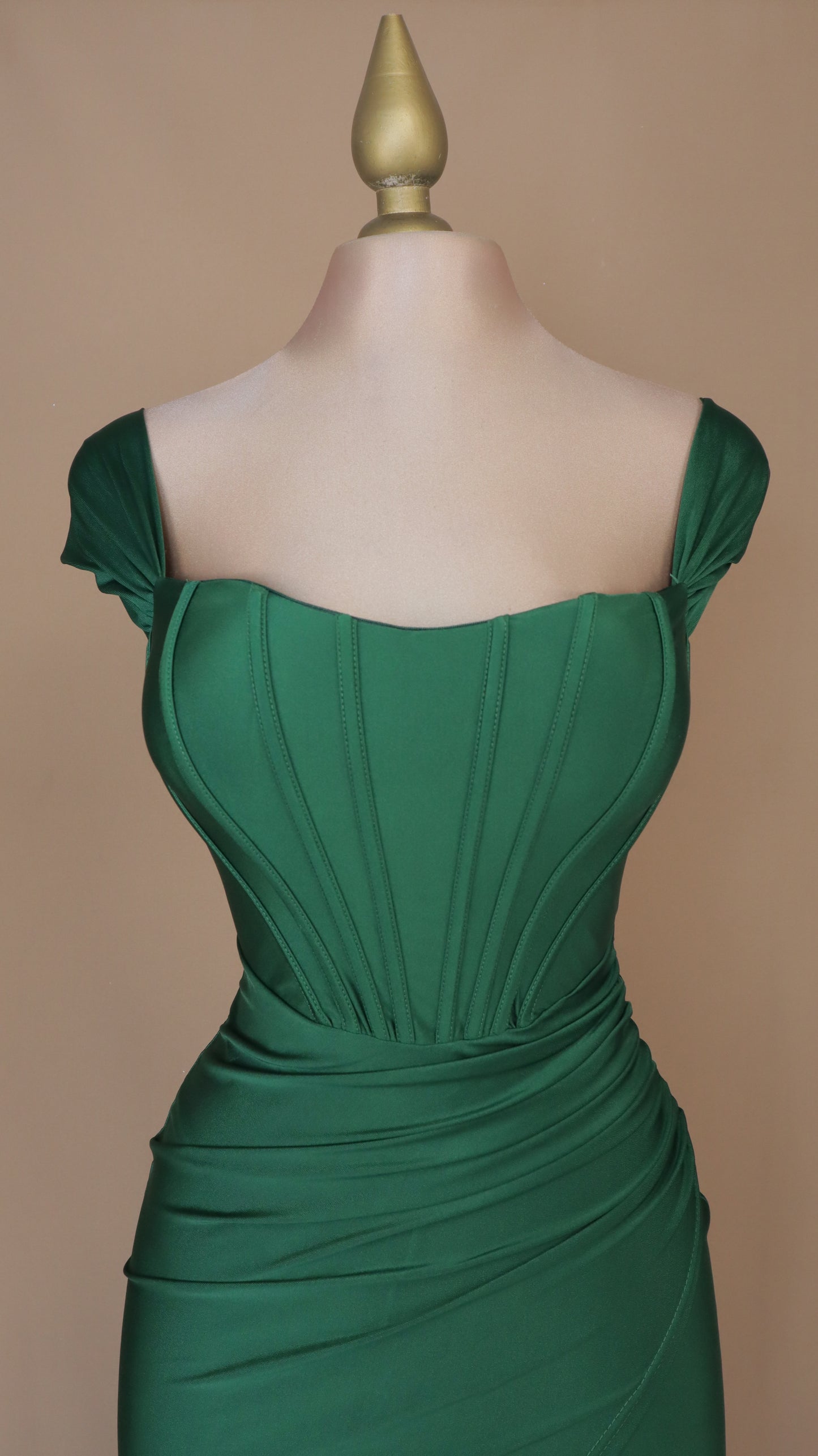 Vestido largo de licra con abertura en pierna