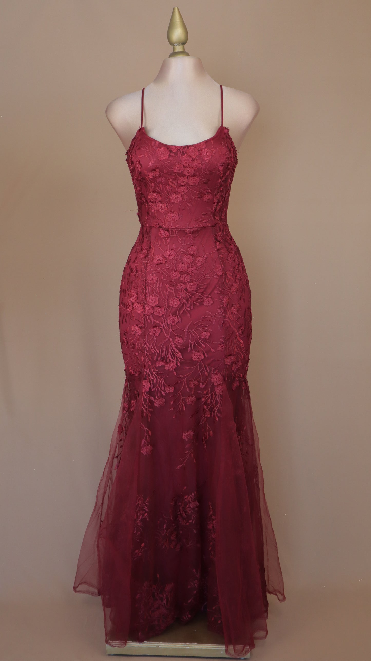 Vestido largo con escote en la espalda y encaje en tul