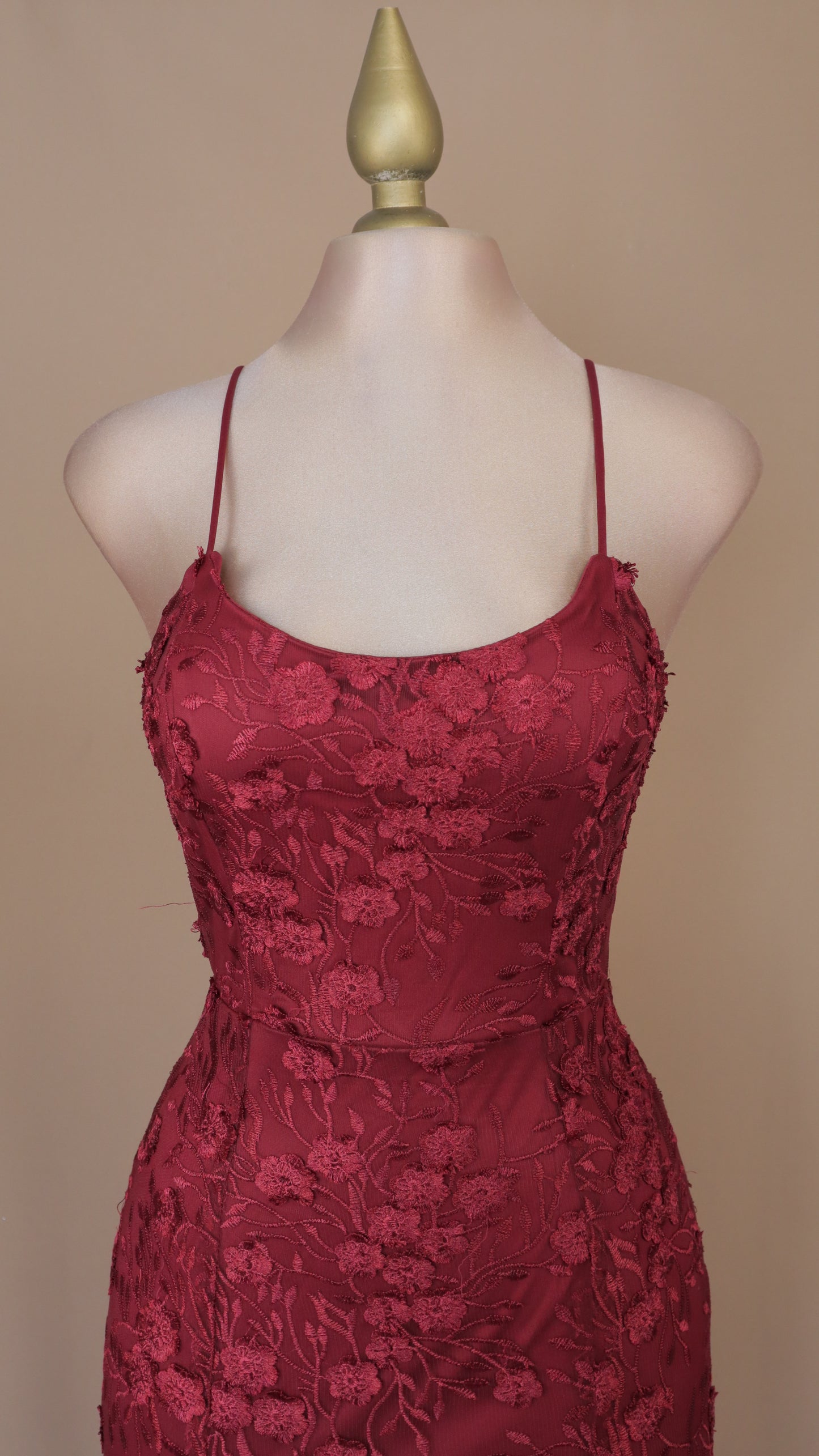 Vestido largo con escote en la espalda y encaje en tul