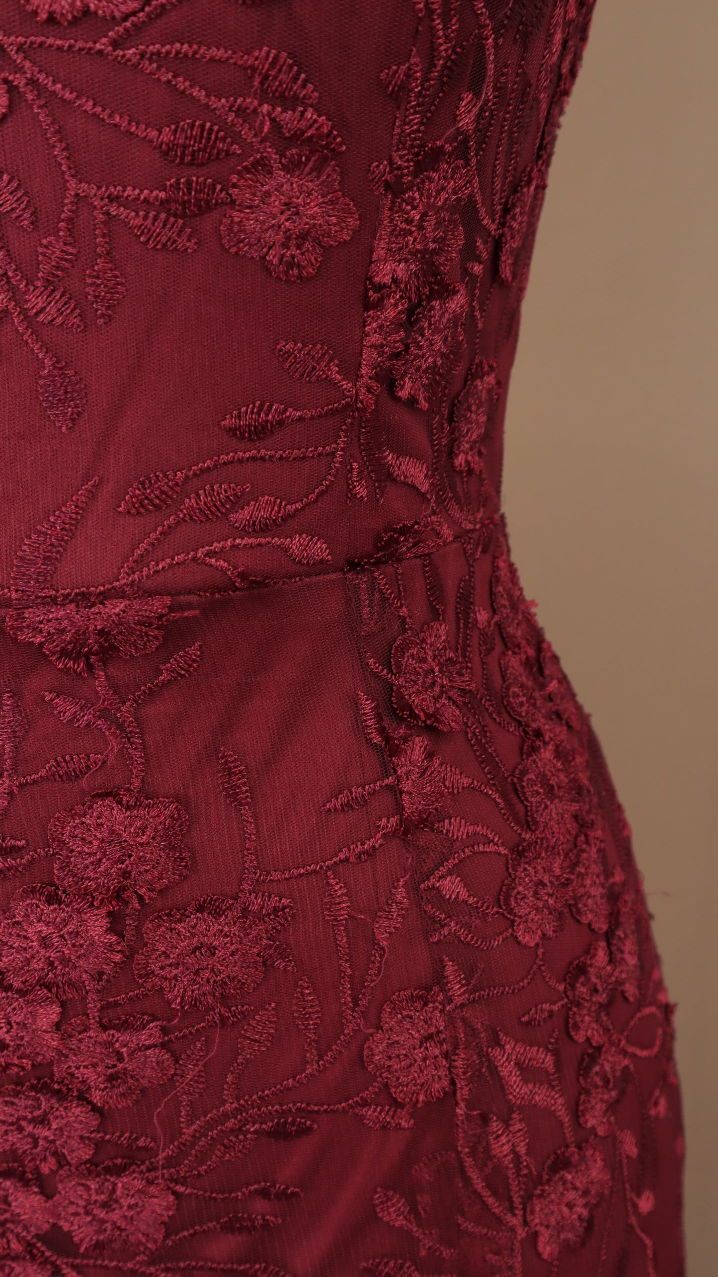 Vestido largo con escote en la espalda y encaje en tul
