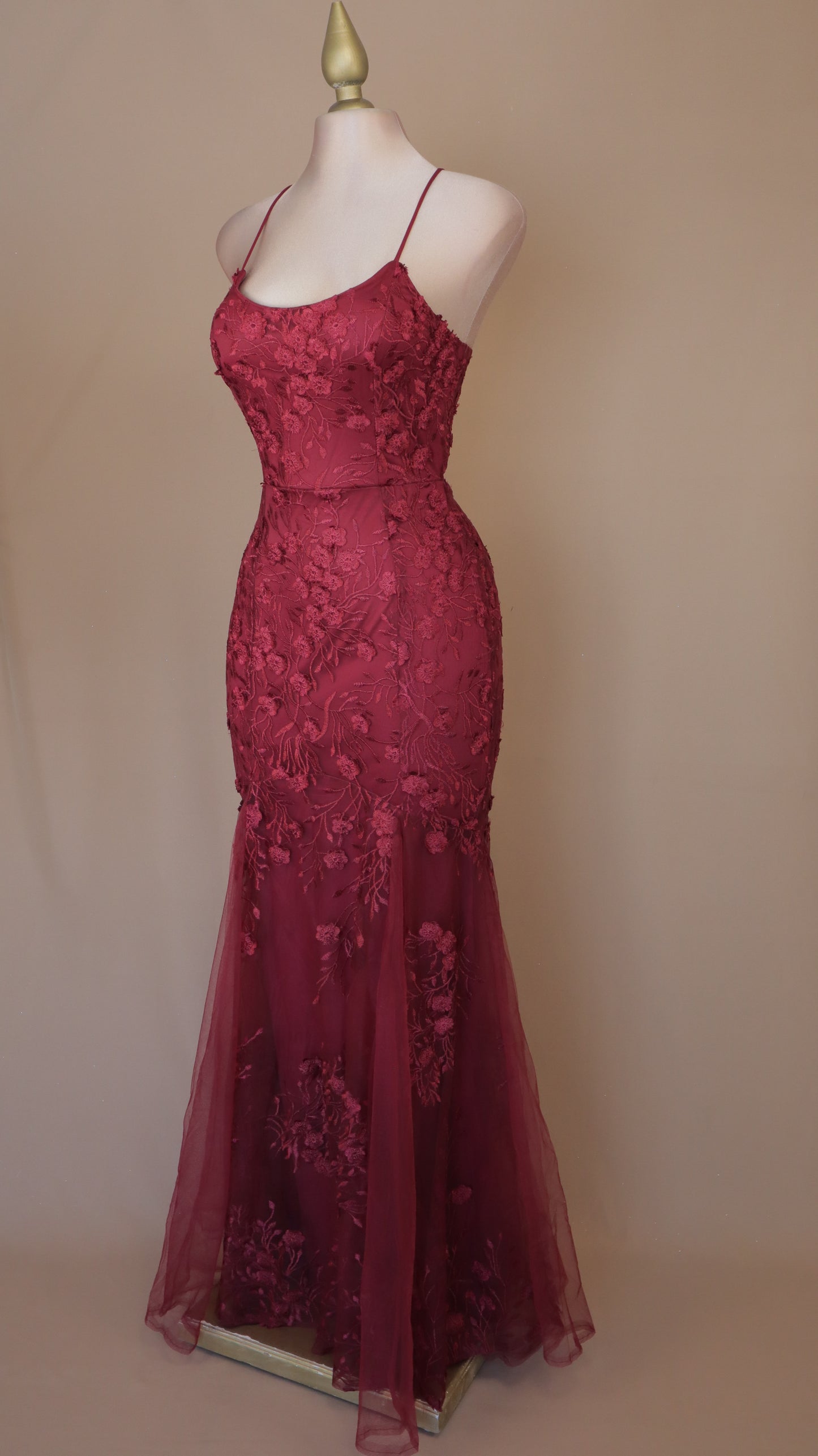 Vestido largo con escote en la espalda y encaje en tul