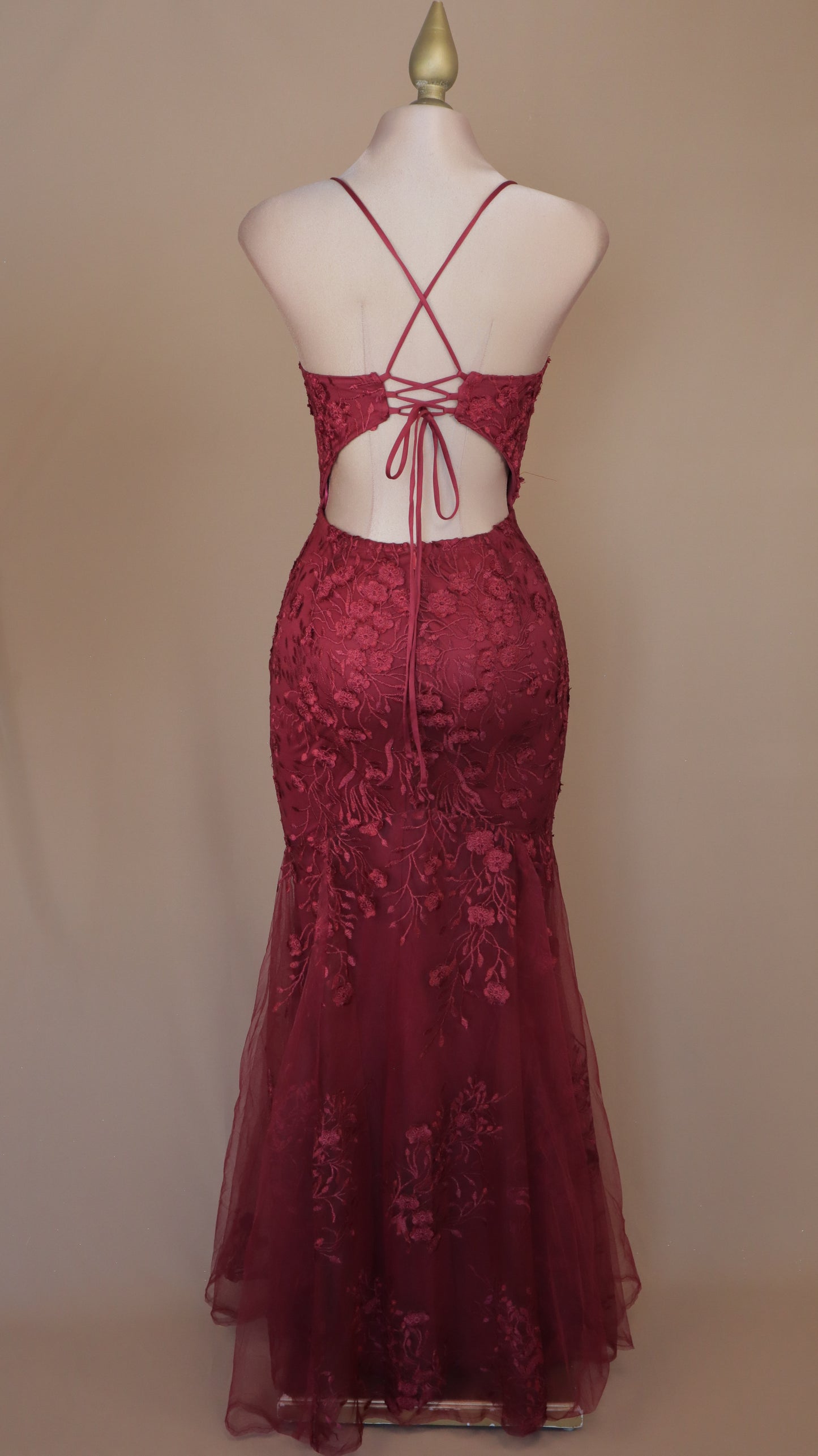 Vestido largo con escote en la espalda y encaje en tul