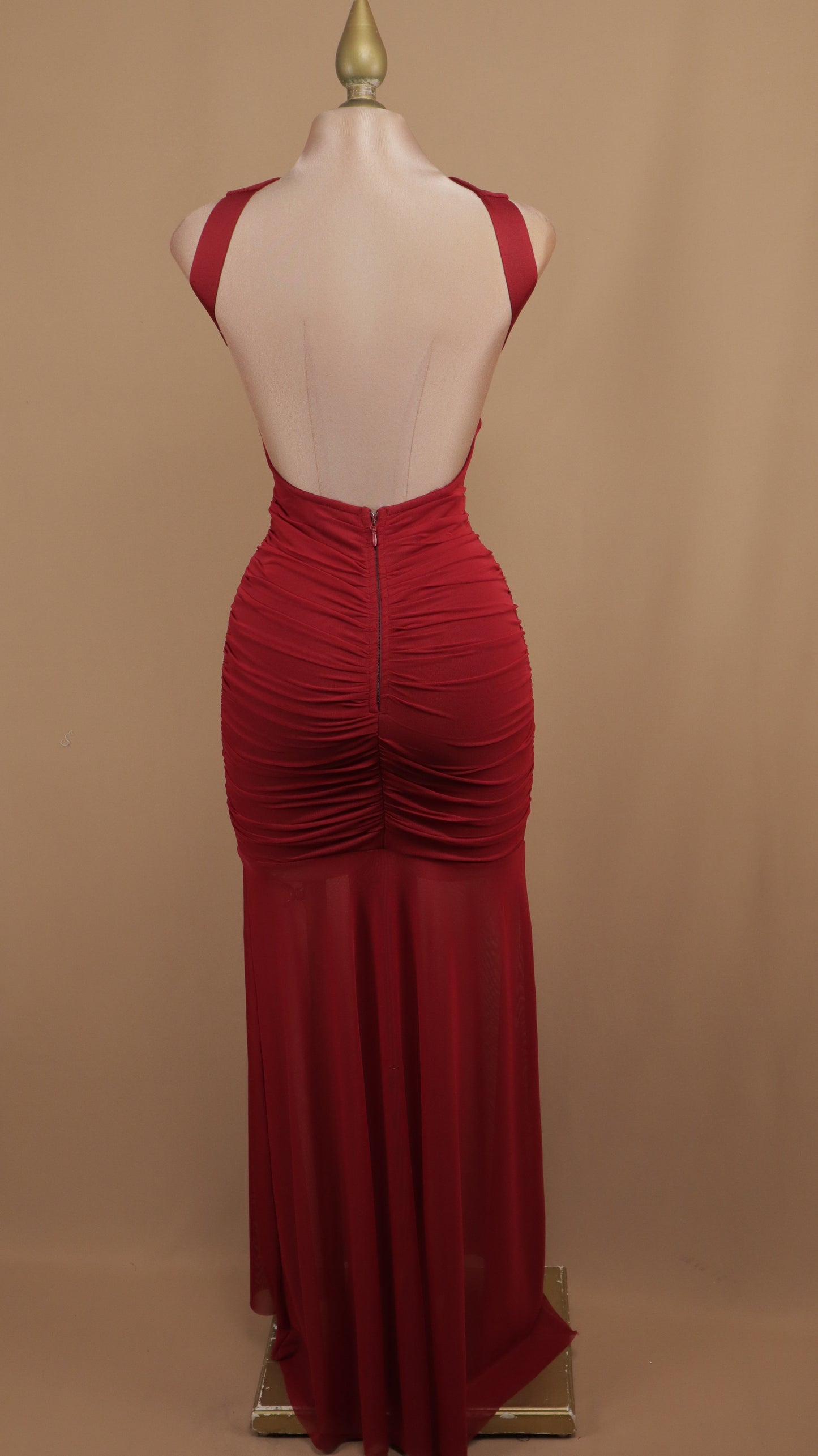 Vestido largo resacado con flor y escote en espalda