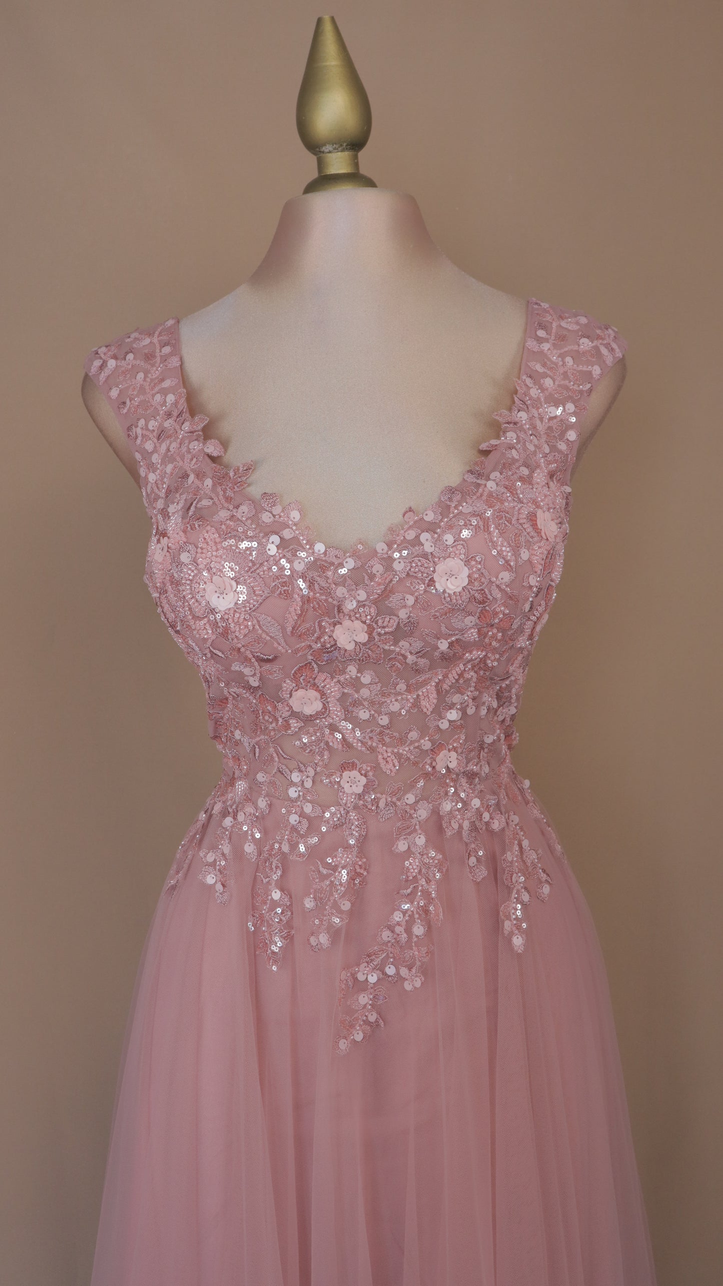 Vestido largo linea A con aplicación