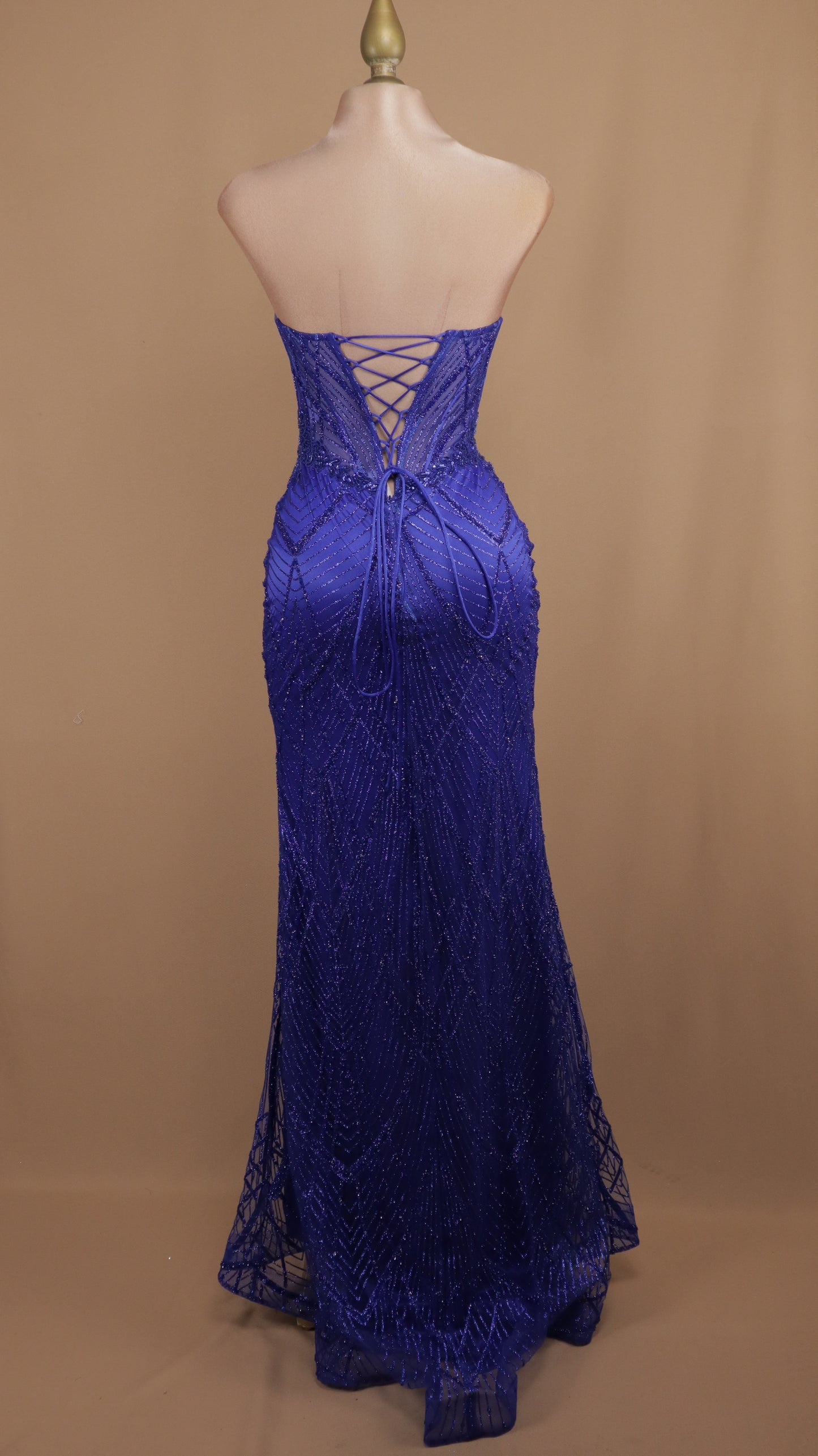 Vestido largo de graduación straple con aplicación