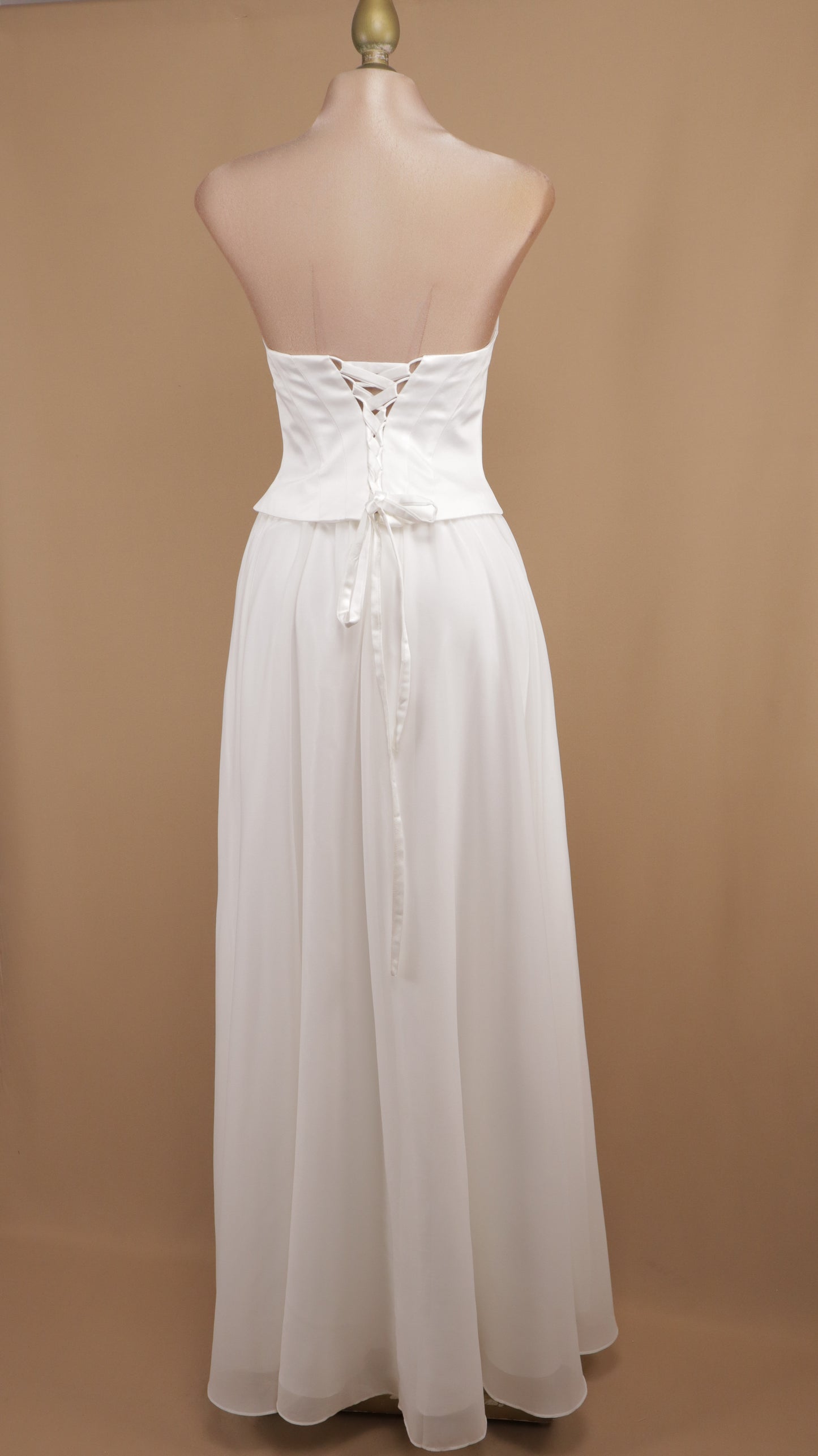Vestido estraple con corset y falda de chiffon