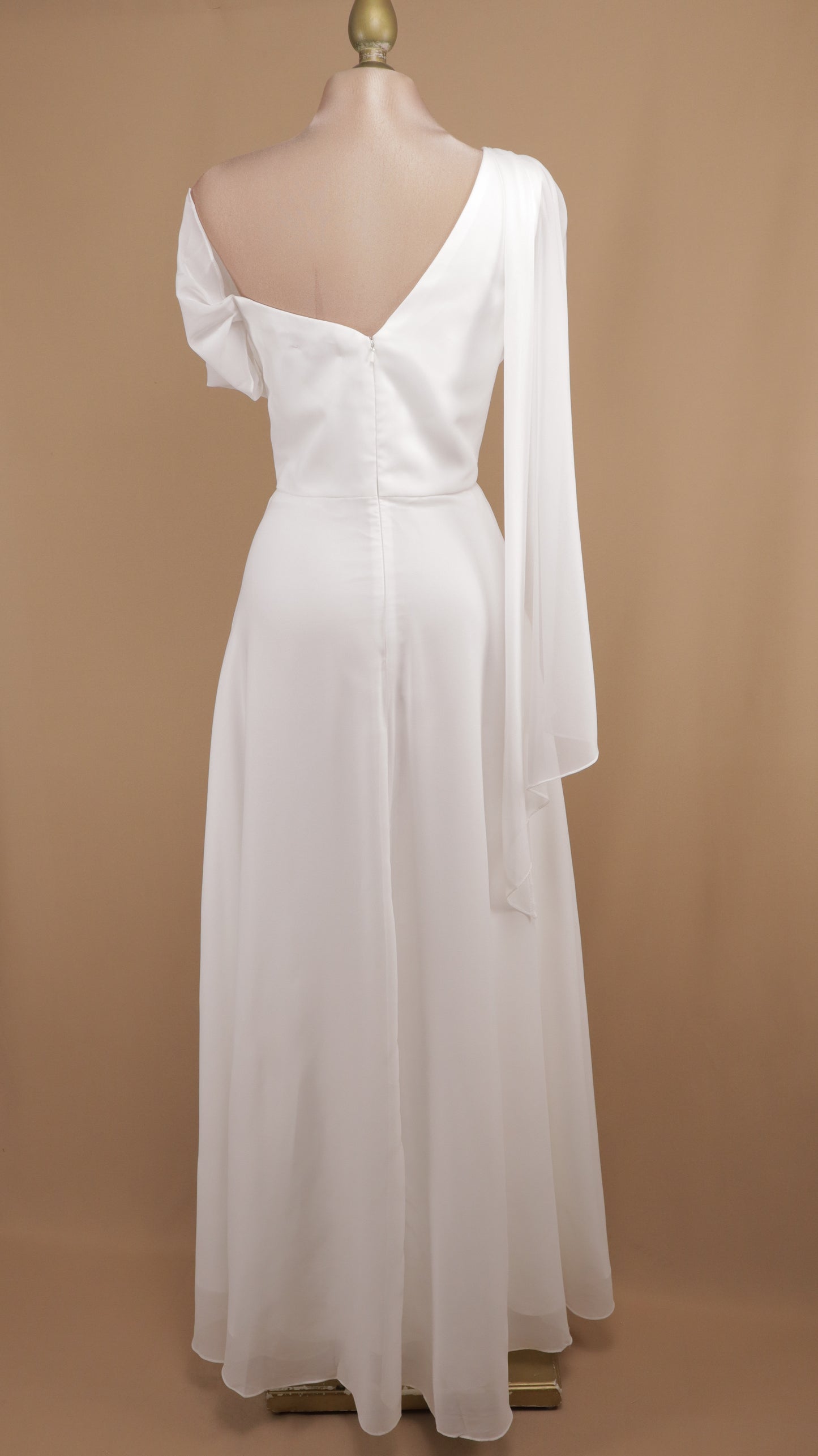 Vestido largo de novia plus asimétrico