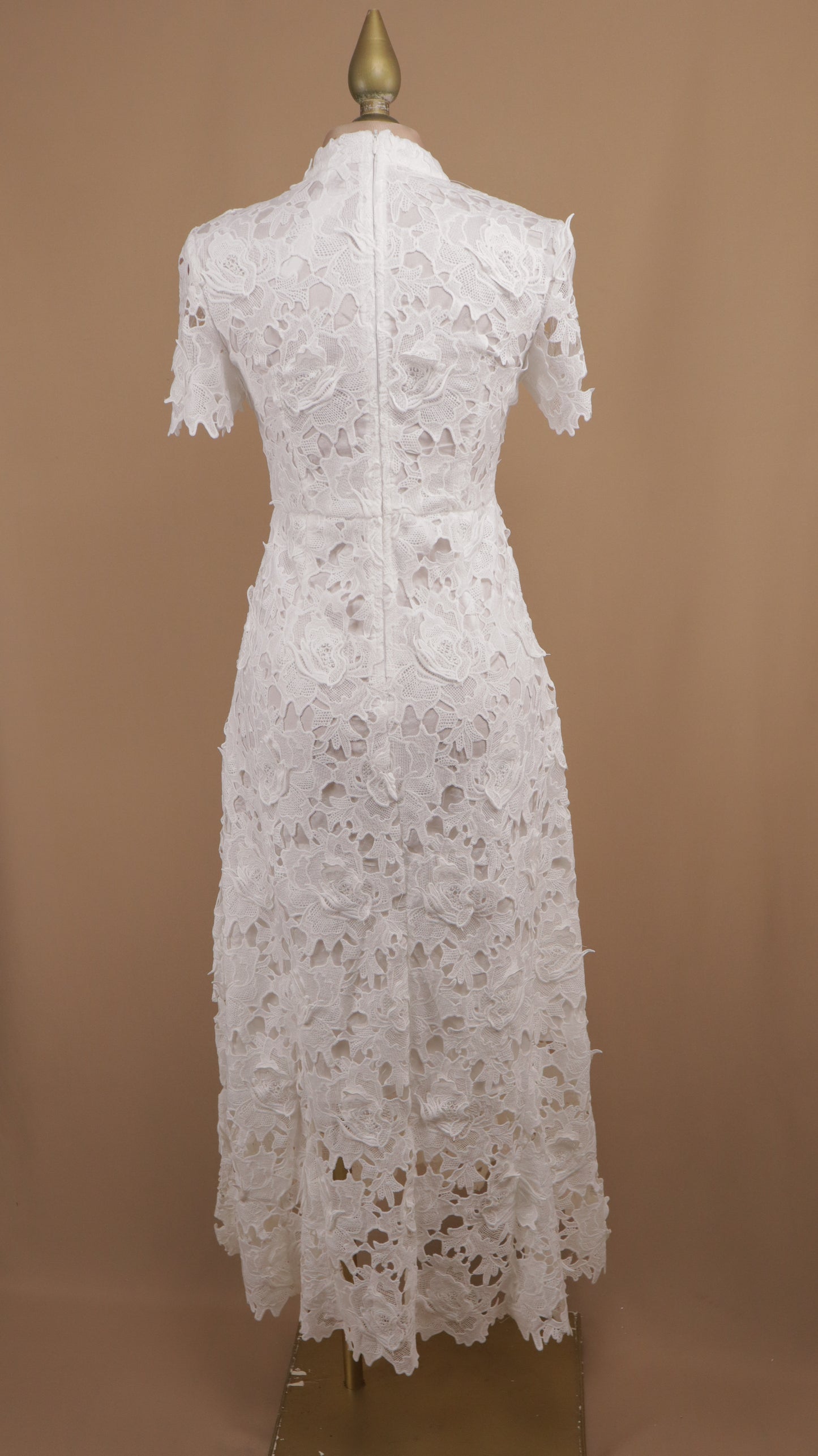 Vestido midi de encaje con manga
