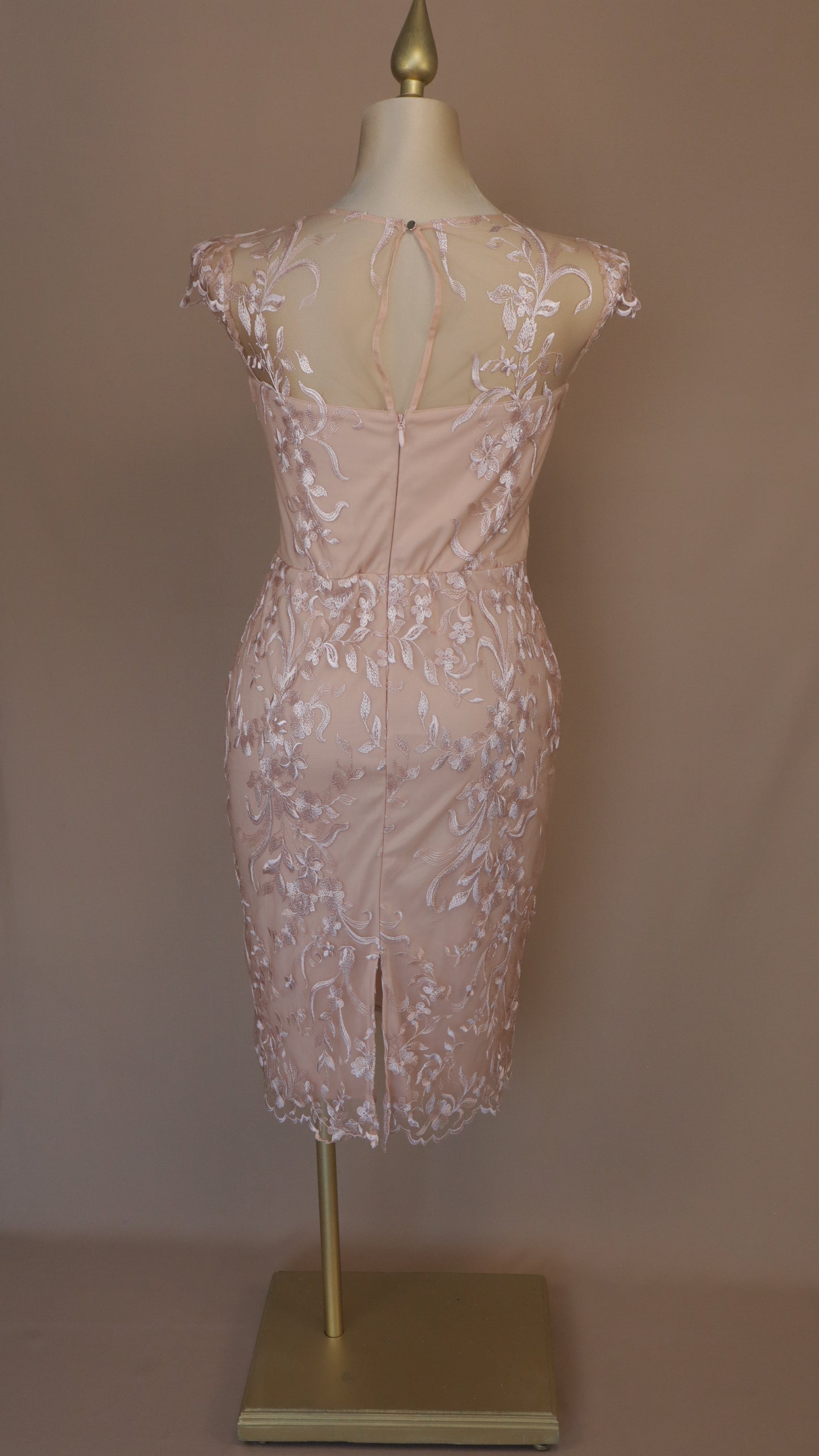 Vestido maxi talla extra con encaje y manga