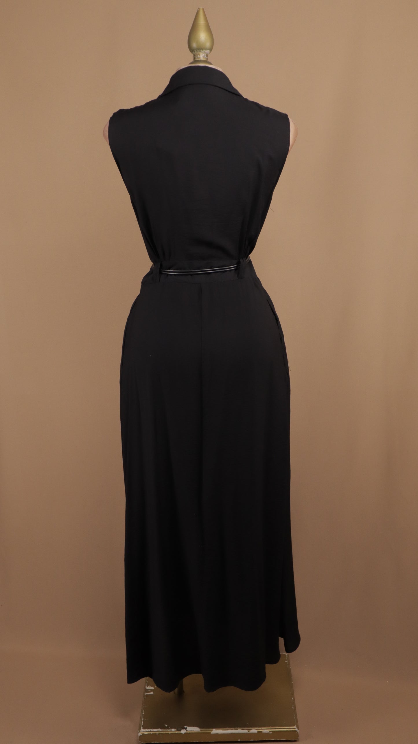 Vestido midi con cinto negro y argolla dorada