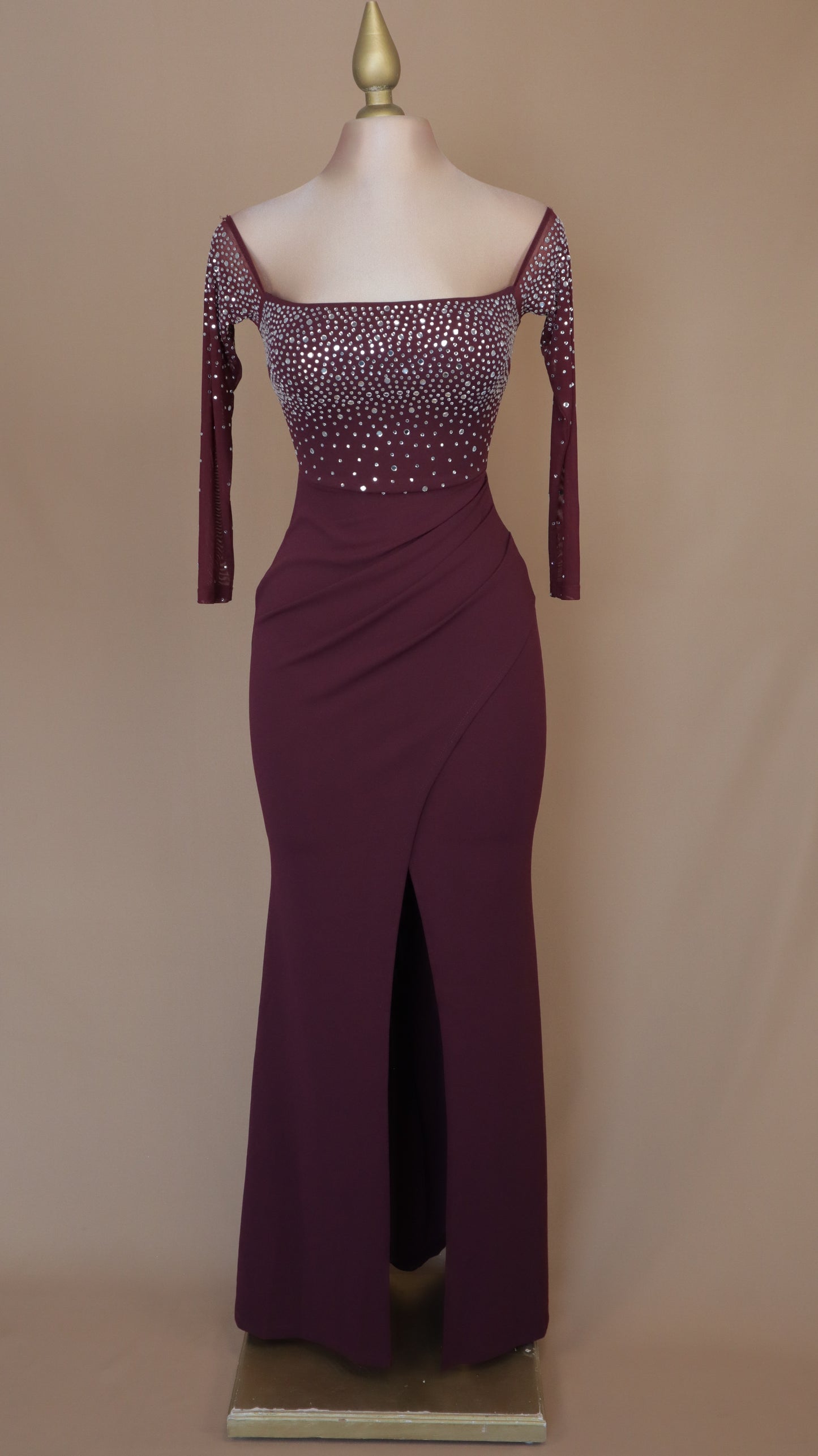 Vestido largo escote al hombro con brilla