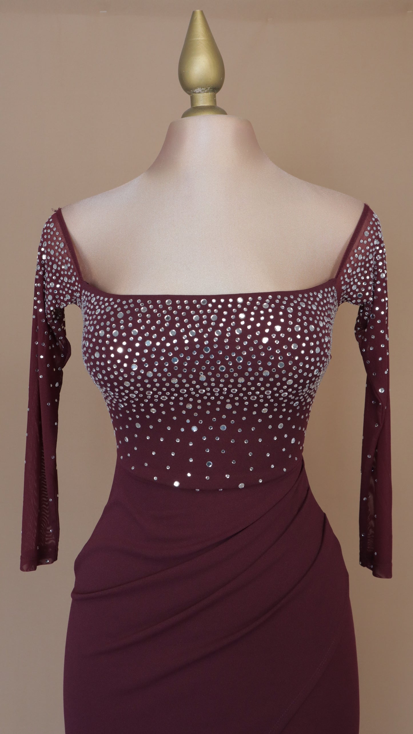 Vestido largo escote al hombro con brilla
