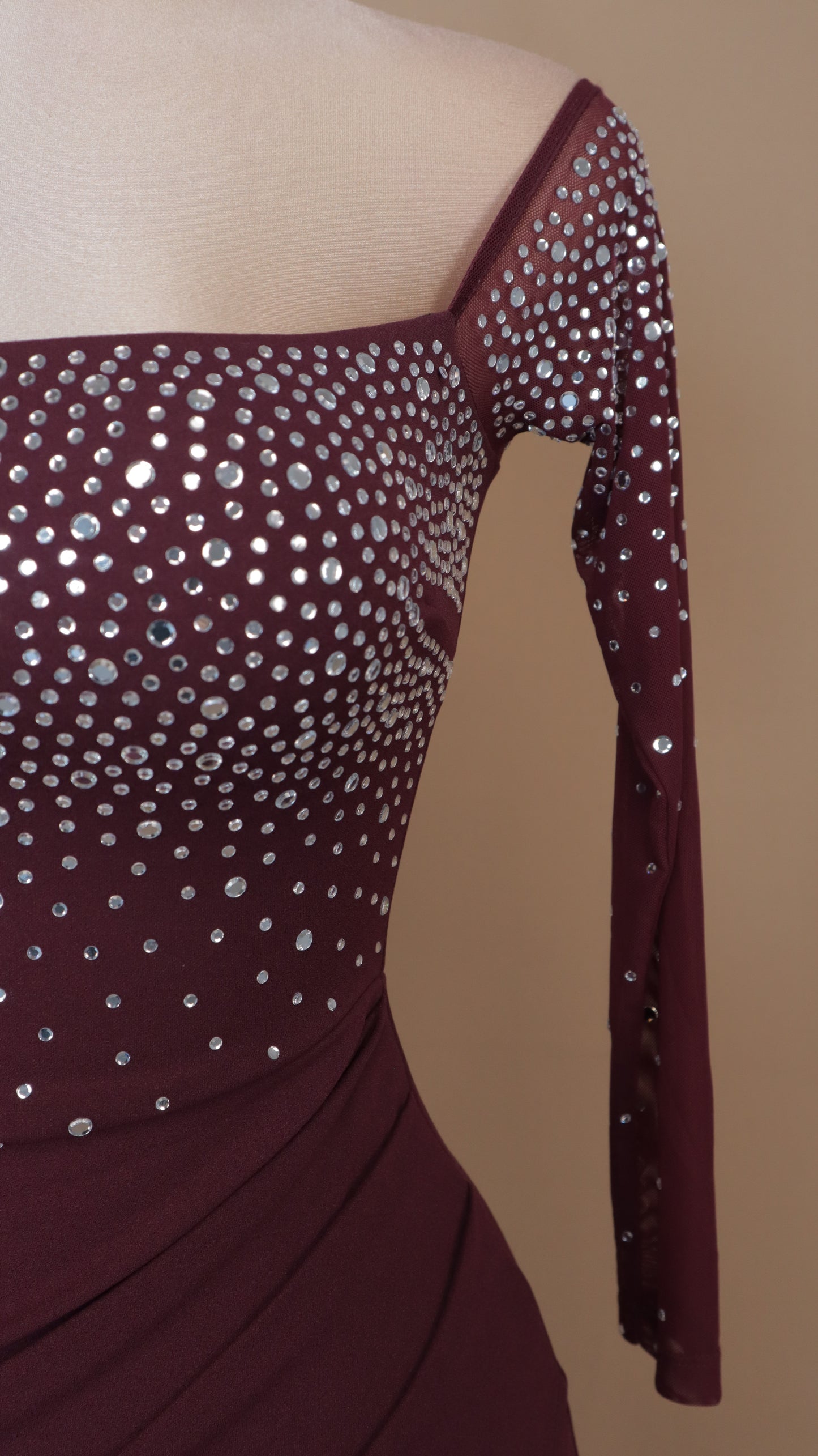 Vestido largo escote al hombro con brilla