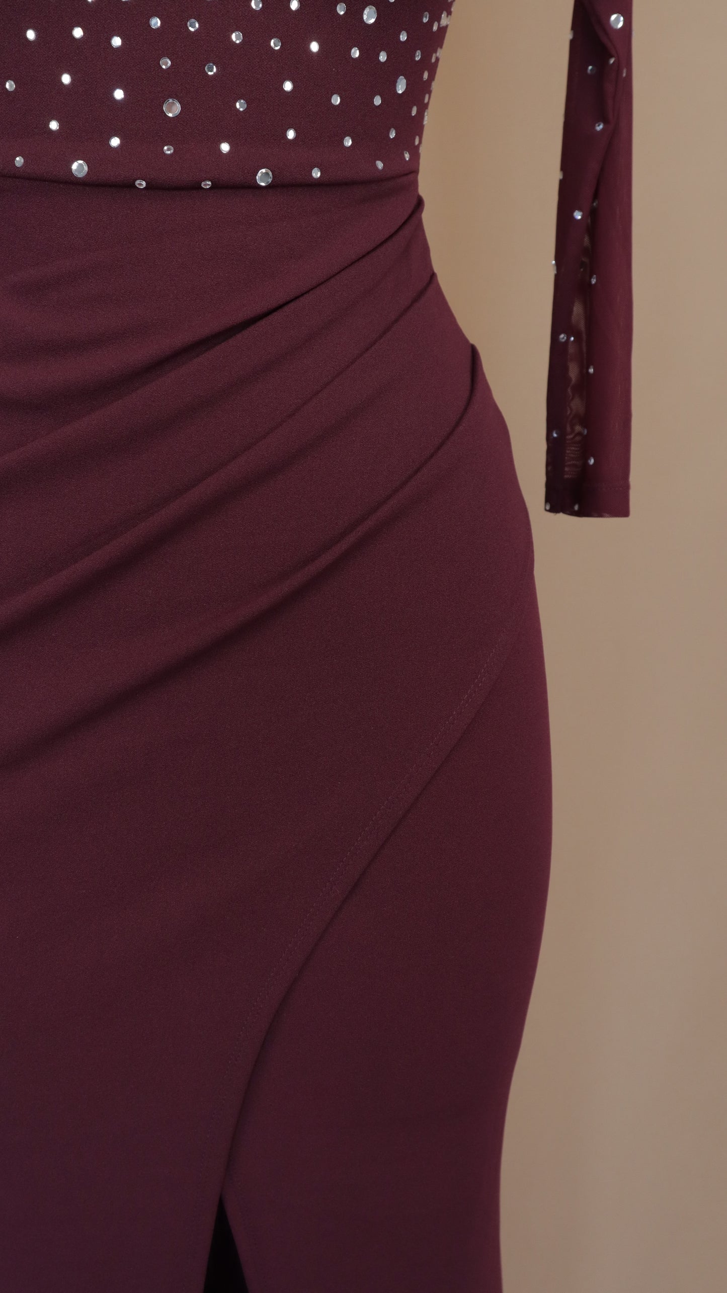Vestido largo escote al hombro con brilla