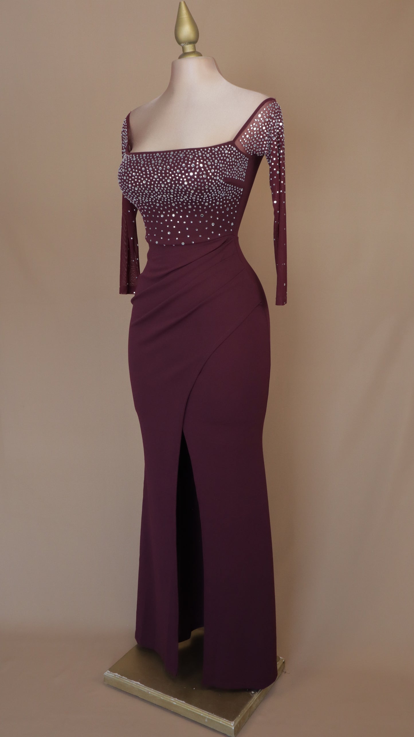 Vestido largo escote al hombro con brilla
