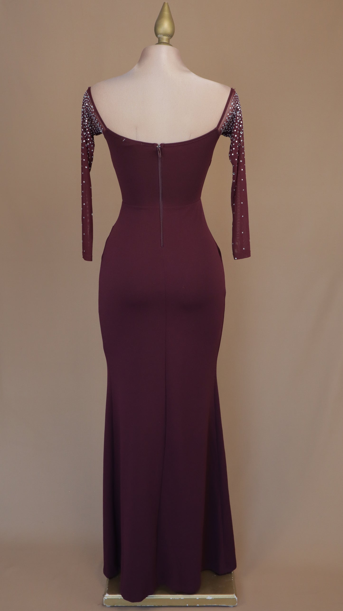 Vestido largo escote al hombro con brilla